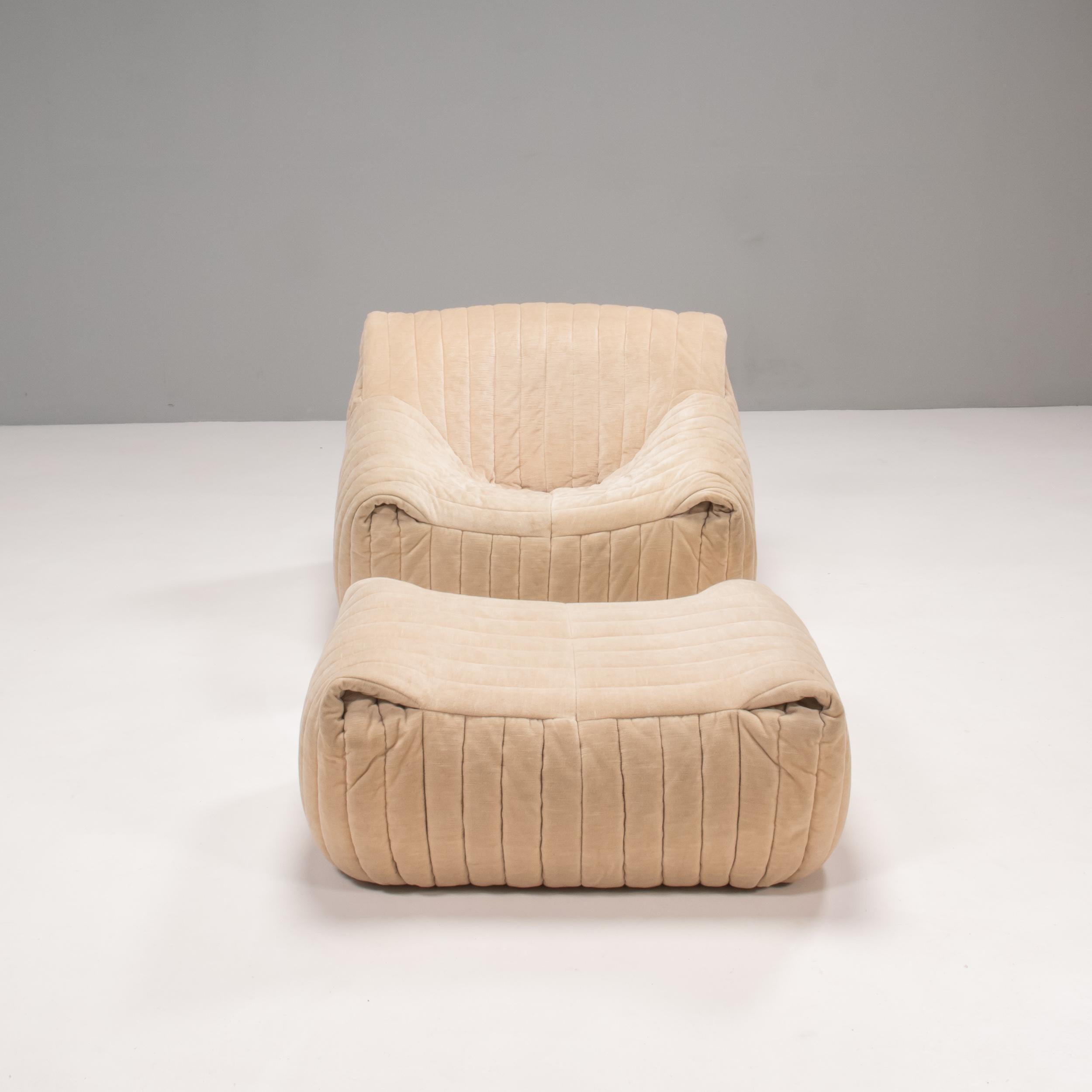 Design emblématique des années 1970, la collection de canapés Sandra a été conçue par Annie Hiéronimus pour Cinna après avoir rejoint le Bureau d'études Roset en 1976.

Construits en mousse, le fauteuil et le pouf ont tous deux une forme solide qui