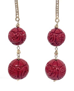 Boucles d'oreilles Paradizia en résine sculptée rouge cinabre et diamants