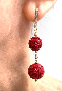 Pendientes Paradizia de Resina Tallada Rojo Cinabrio con Diamantes