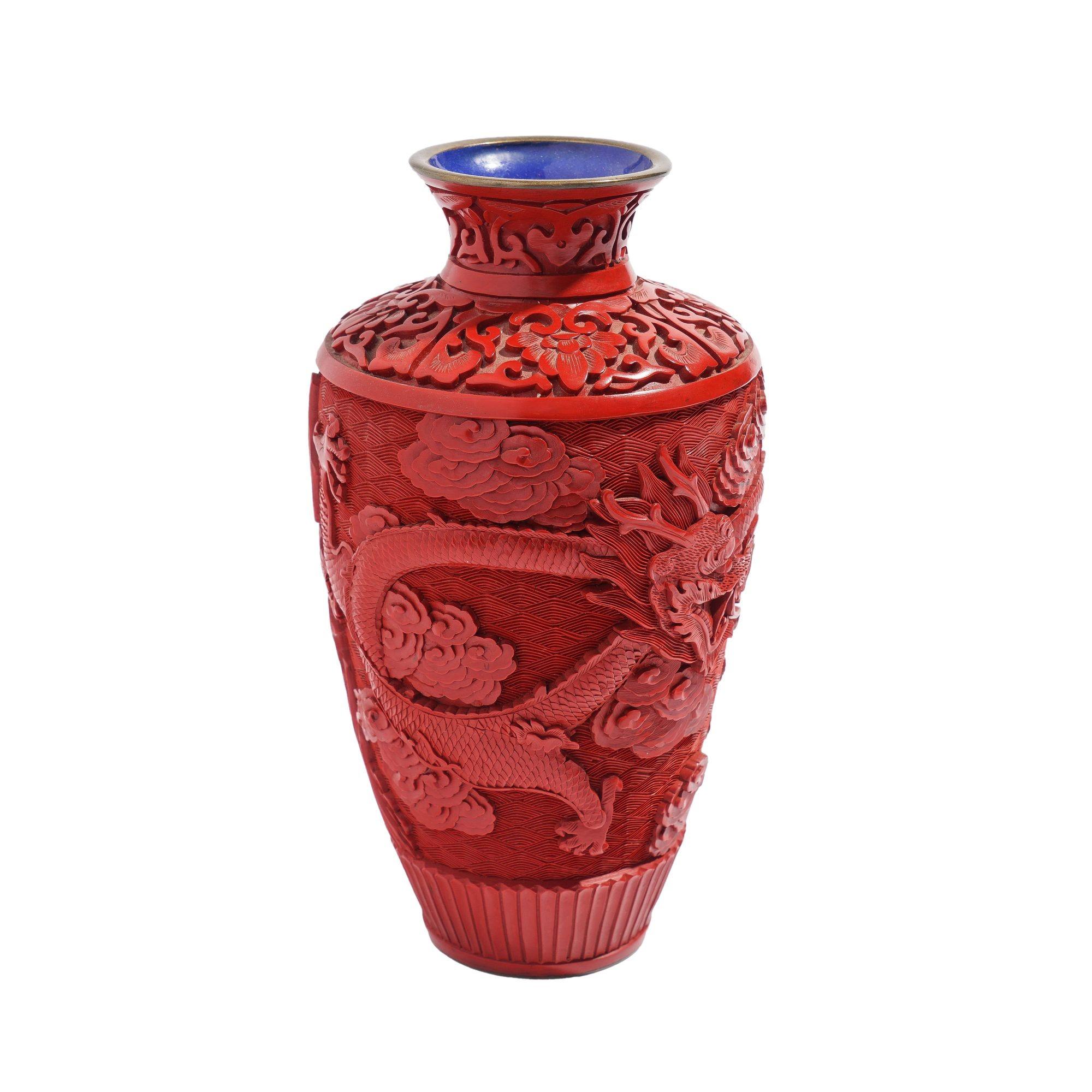 Vaso d'epoca in cinabro scolpito con un drago circondato da nuvole stilizzate. L'intaglio del drago è incorniciato sulla spalla del vaso con una tradizionale lavorazione a volute di cinabro. L'interno ha una fodera smaltata blu.

Cina, periodo della
