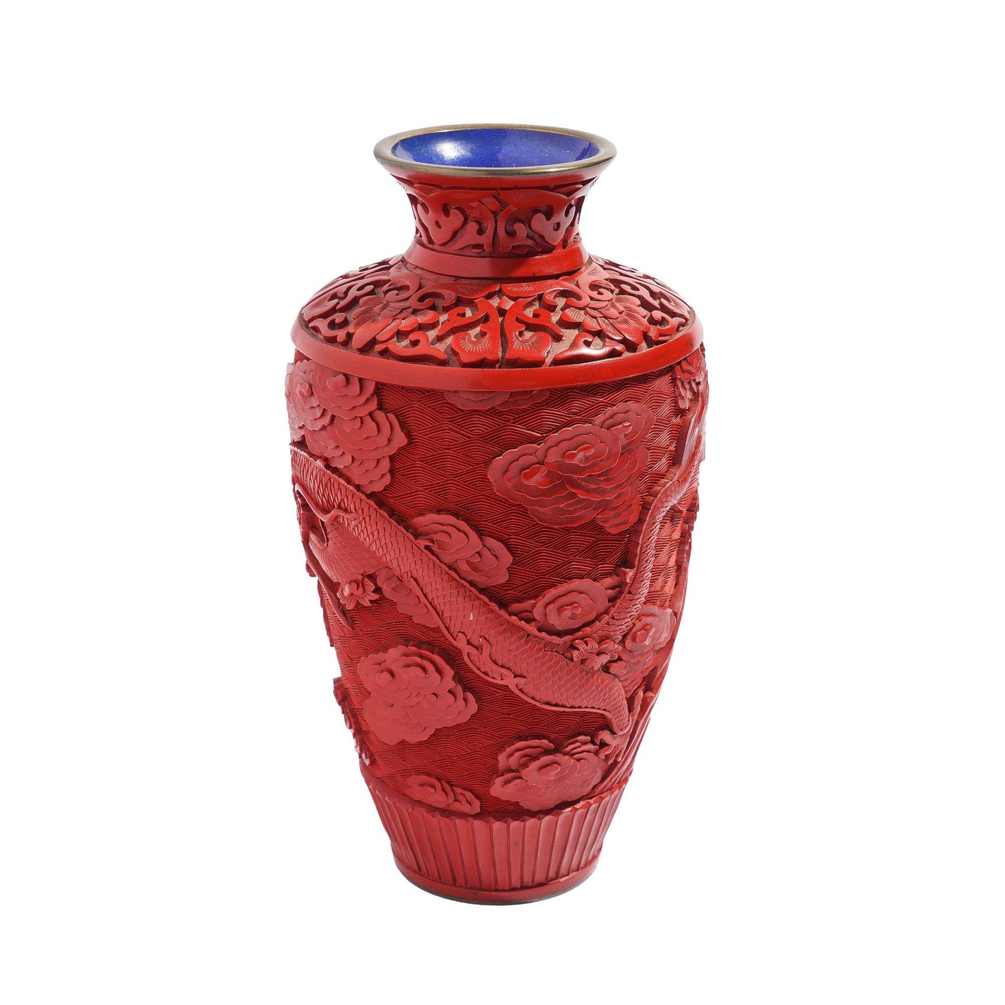 Vaso di cinabro su ottone con interno smaltato, 1950 ca. In condizioni buone in vendita a Kenilworth, IL