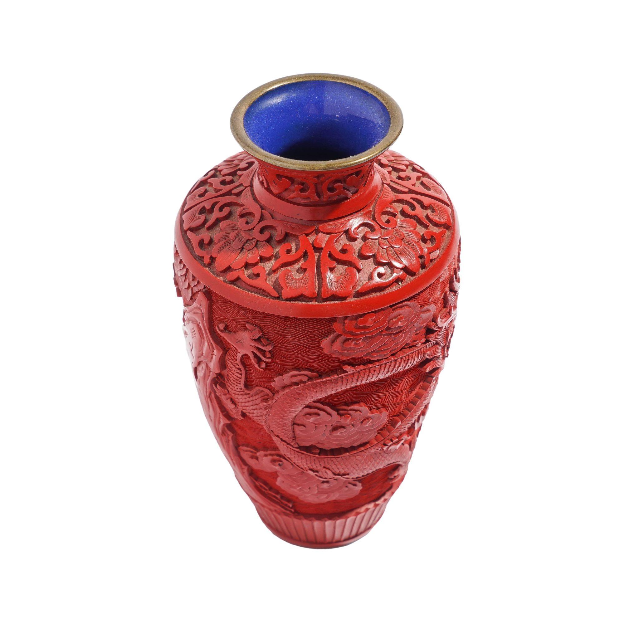 Vaso di cinabro su ottone con interno smaltato, 1950 ca. in vendita 1