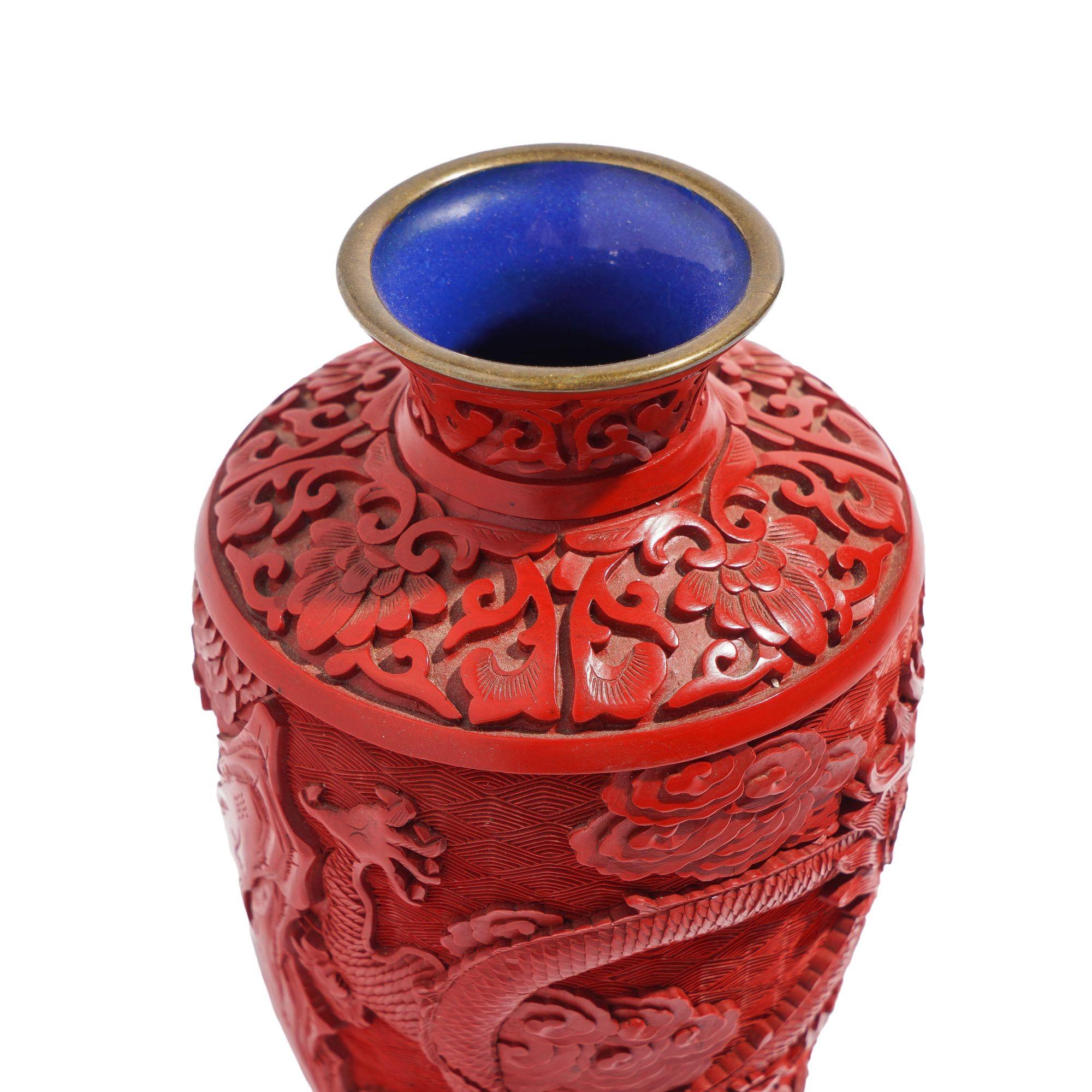 Vaso di cinabro su ottone con interno smaltato, 1950 ca. in vendita 2