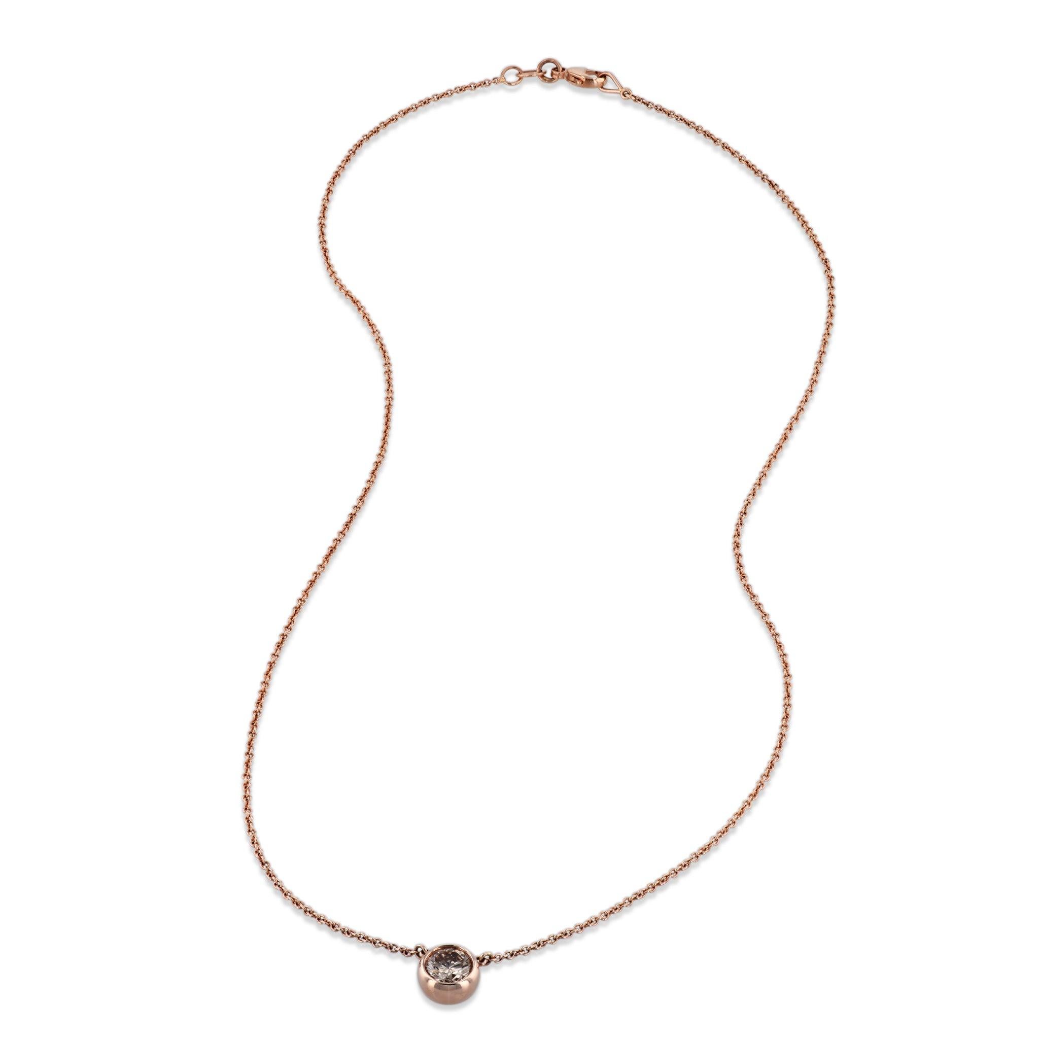 Montrez votre amour intemporel avec ce collier à pendentif en or rose et diamants de Cinnamon ! Confectionné avec un diamant brun clair serti en chaton, ce collier est absolument magnifique. La chaîne en or rose 14kt. mesure 18'' et est fabriquée à