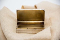 Zimtsilberne Schnupftabakdose mit eingravierten Kränzen und Schleifen, die eine Karte mit Monogramm umgeben