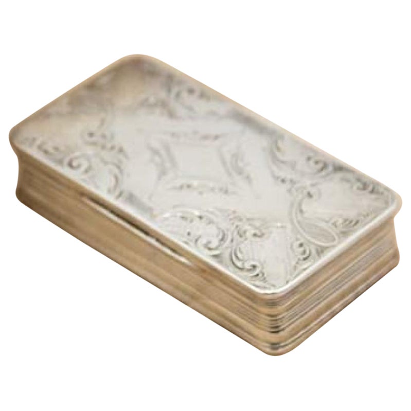 Tabacchiera in argento cannella con ghirlande e fiocchi incisi che circondano un biglietto con monogramma in vendita