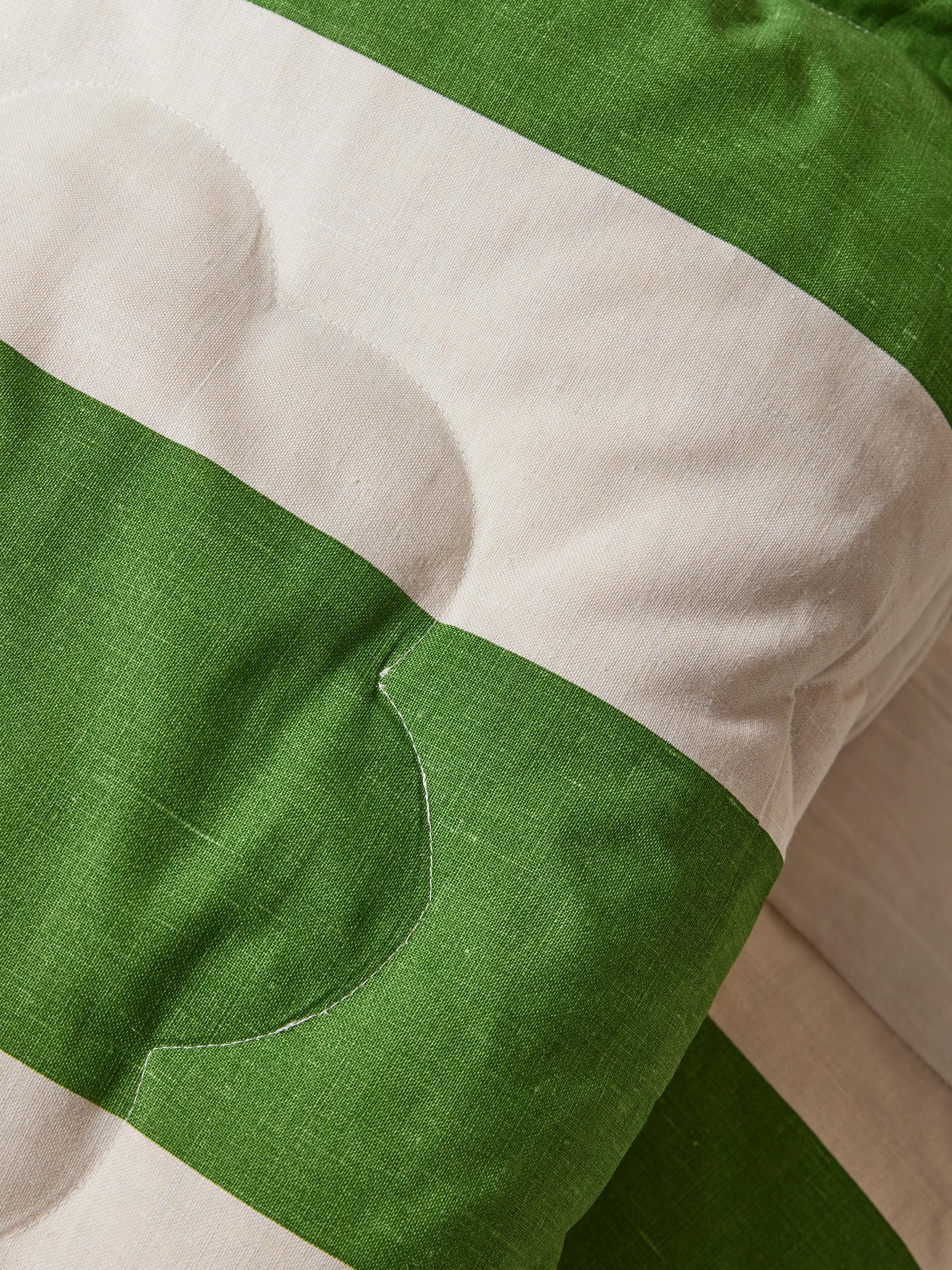 CINNY Trapunta SuperKing in piuma d'oca fatta a mano Arthur Stripe Linen e imbottitura in piuma d'oca in vendita 1