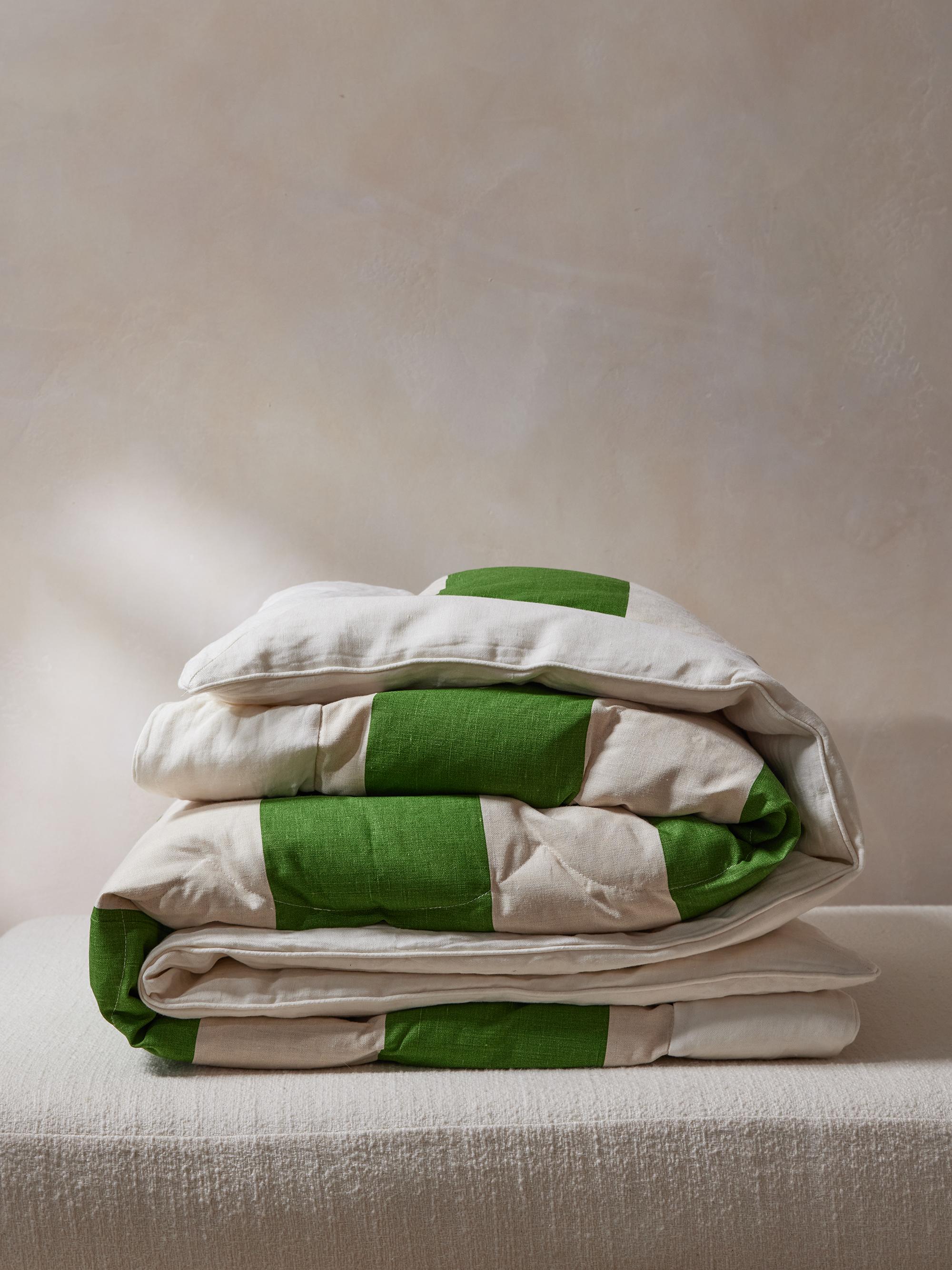 CINNY Trapunta SuperKing in piuma d'oca fatta a mano Arthur Stripe Linen e imbottitura in piuma d'oca in vendita 2