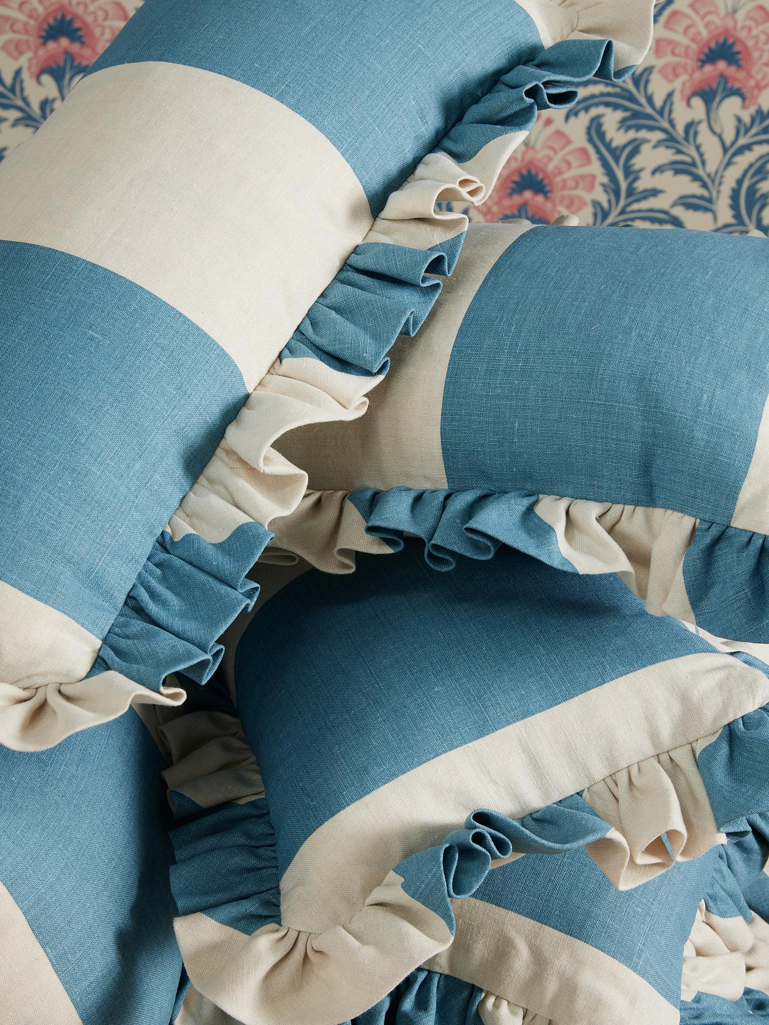 CINNY Rüschenkissen in Arthur Stripe Stoney Blue

Wir stellen Ihnen die CINNY Frilly-Kissen vor. Handgefertigt im Vereinigten Königreich aus dem luxuriösen Leinenstoff von CINNY. Wählen Sie den richtigen für Ihr Interieur, erhältlich mit dem