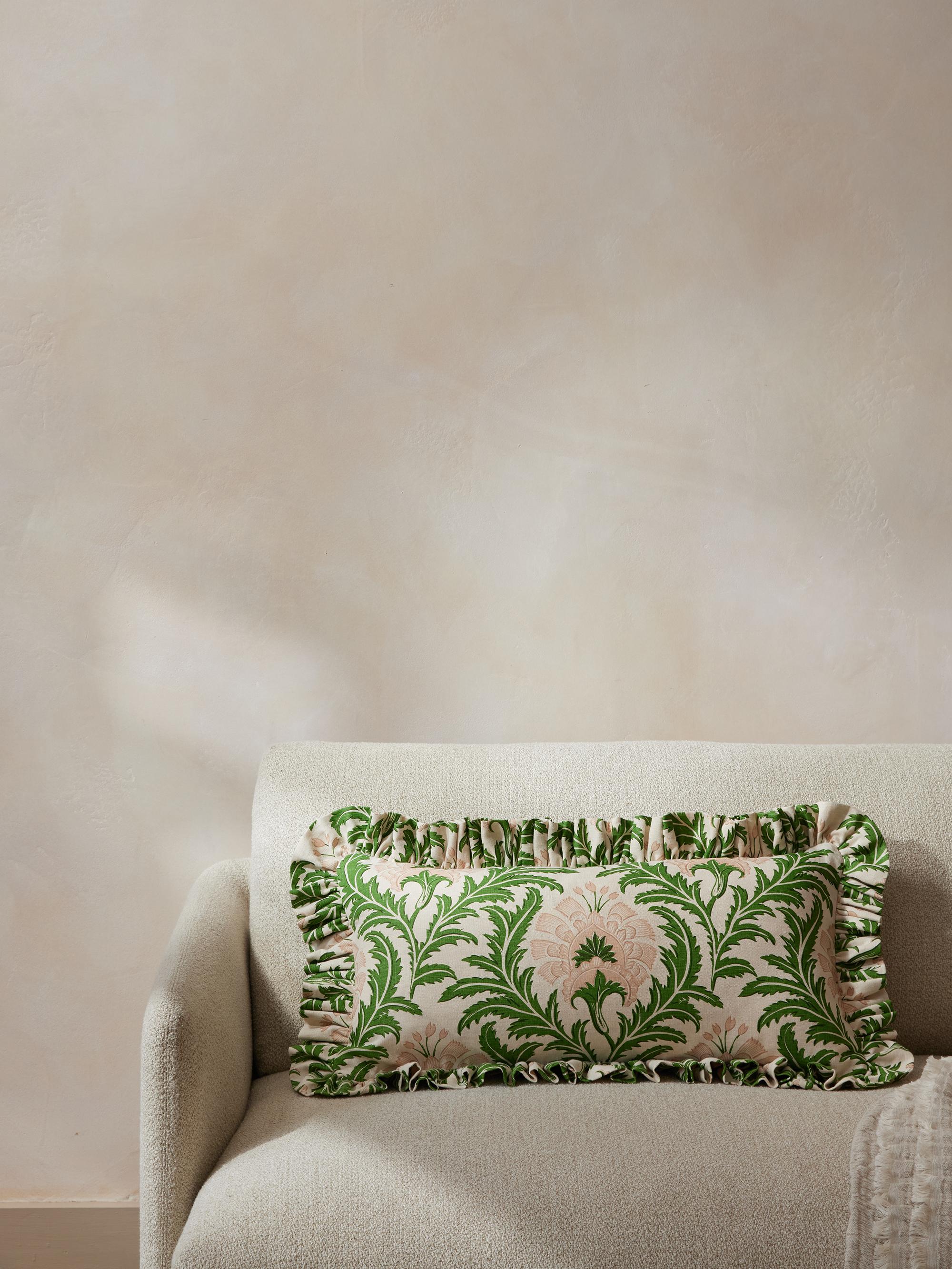 Coussin CINNY Frilly en vert décapé Raine

Voici les coussins CINNY Frilly. Fabriqué à la main au Royaume-Uni à partir du luxueux tissu de lin CINNY. Choisissez celui qui convient à votre intérieur, décliné dans l'imprimé botanique de Raine, le joli