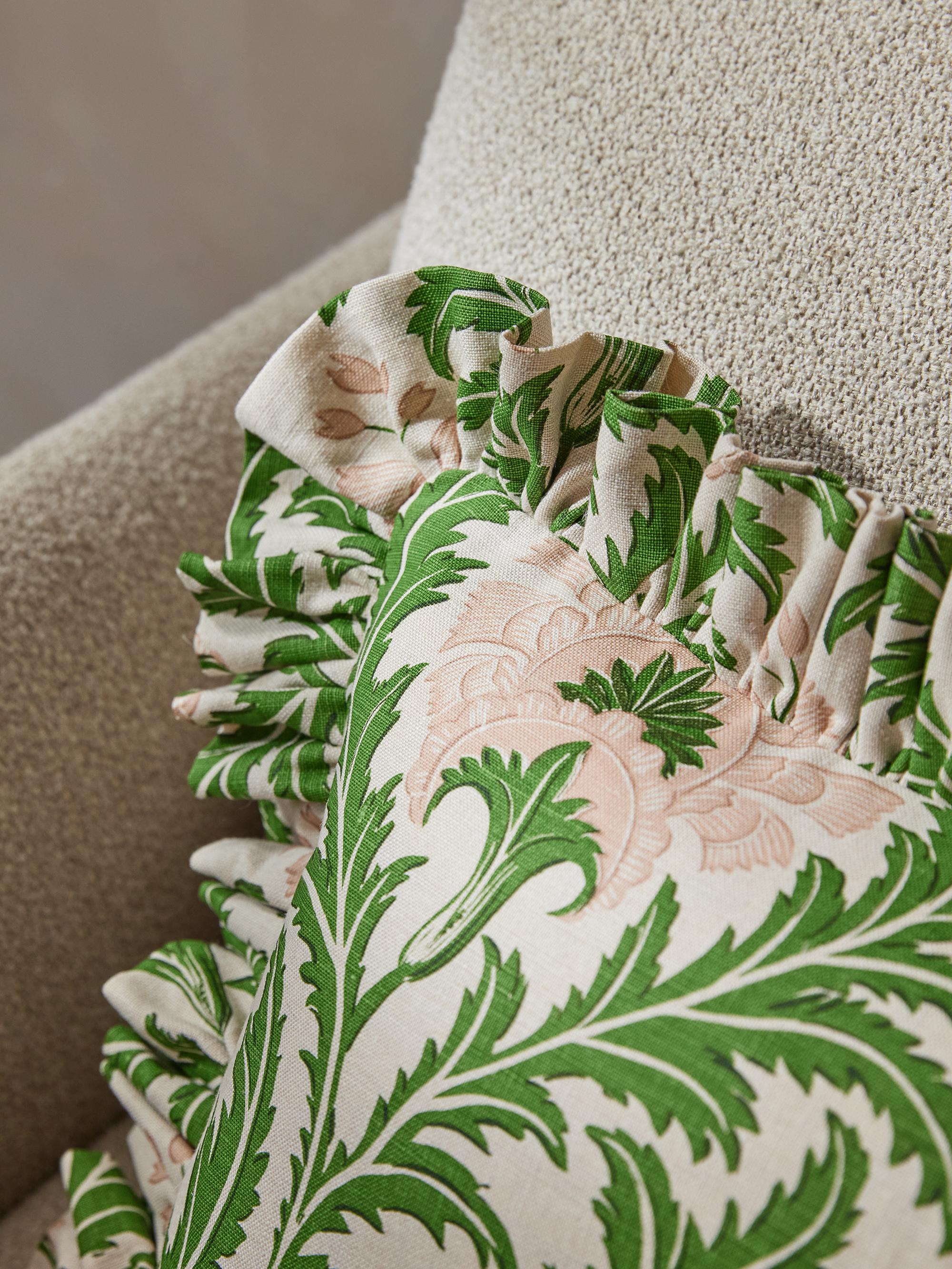 Britannique Coussin Frilly CINNY avec bord à volants imprimé pluie botanique en vente