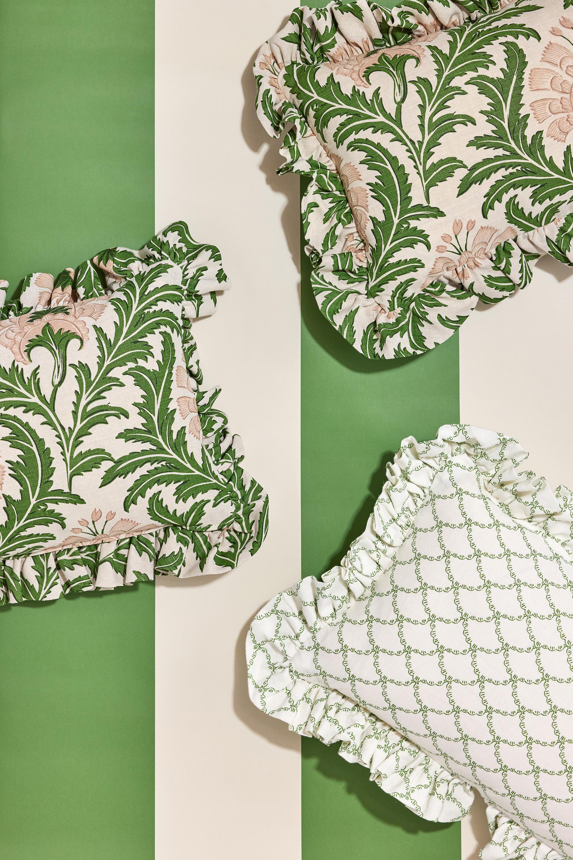 XXIe siècle et contemporain Coussin Frilly CINNY avec bord à volants imprimé pluie botanique en vente