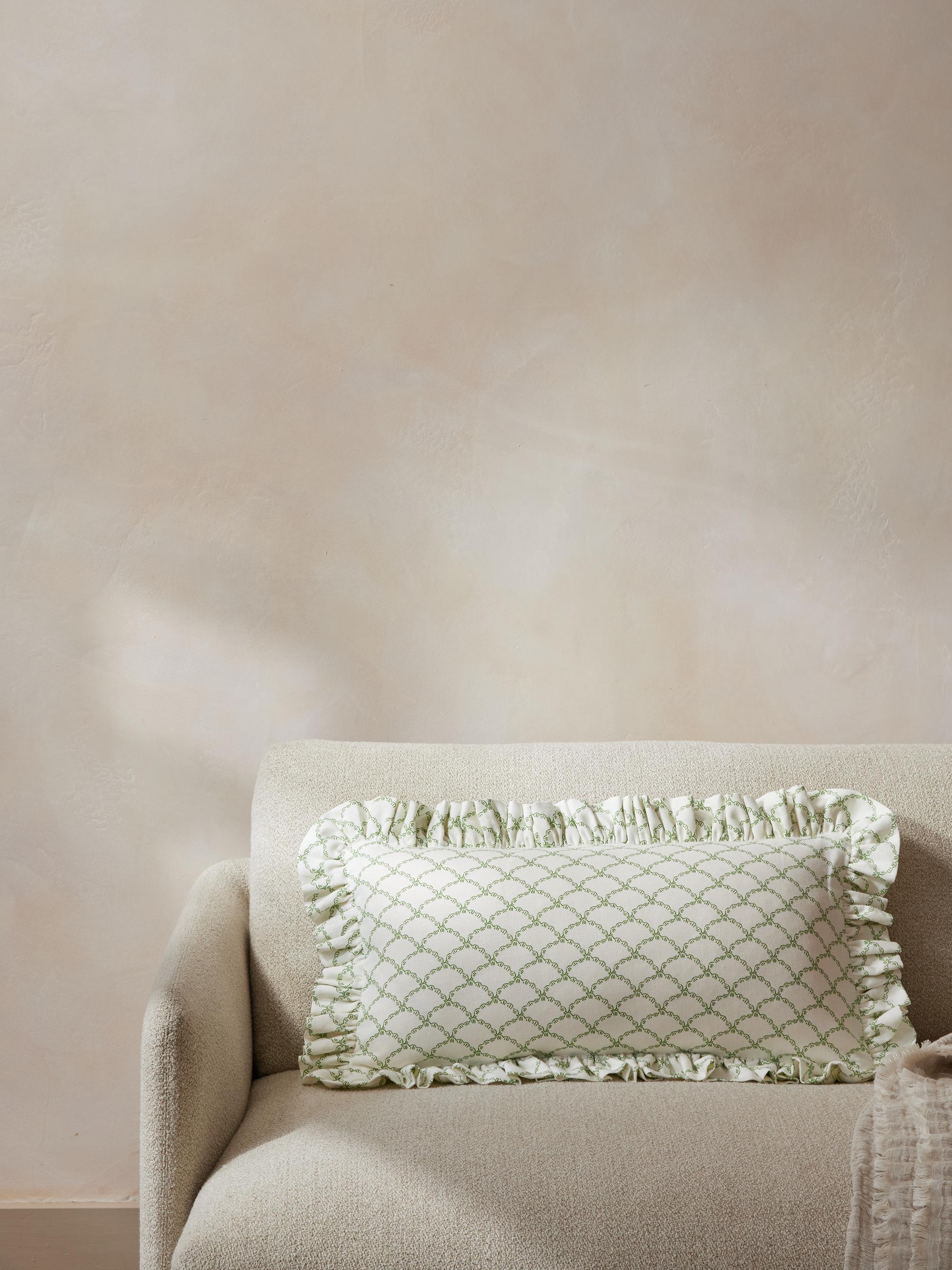 Coussin CINNY Frilly en Betsy Pickled Green

Voici les coussins CINNY Frilly. Fabriqué à la main au Royaume-Uni à partir du luxueux tissu de lin CINNY. Choisissez celui qui convient à votre intérieur, disponible dans l'imprimé botanique de Raine, le