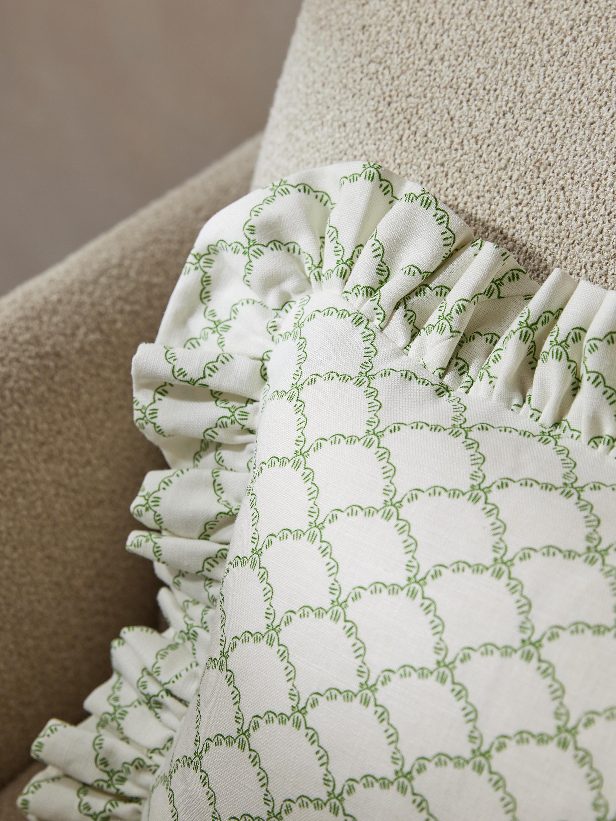 Coussin Frilly CINNY avec bord à volants imprimé Betsy festonné Neuf - En vente à Cheltenham, GB