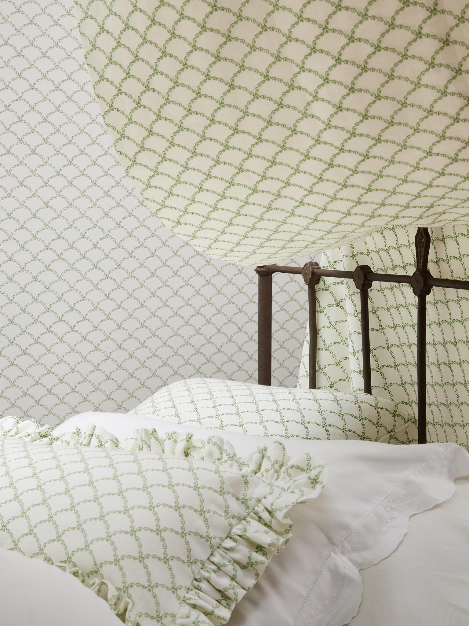 XXIe siècle et contemporain Coussin Frilly CINNY avec bord à volants imprimé Betsy festonné en vente