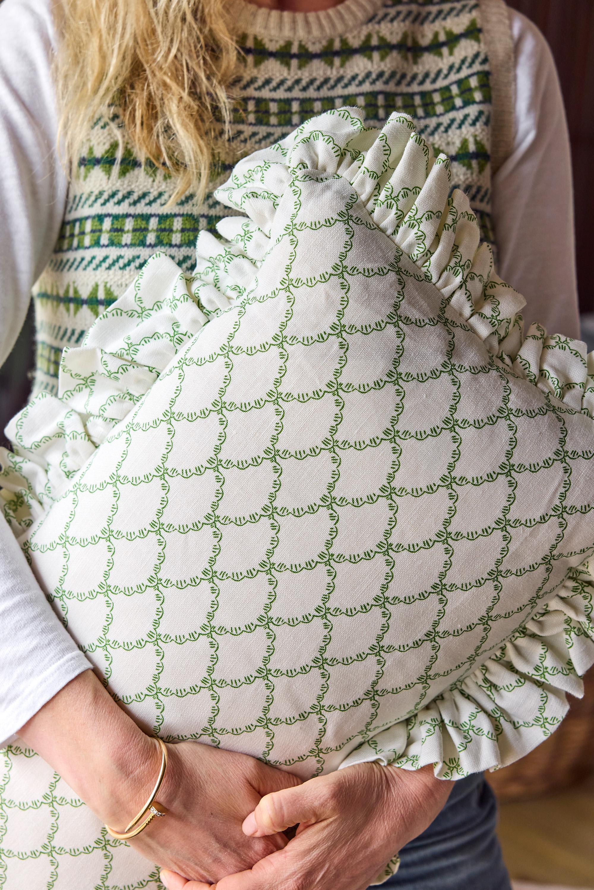 Britannique Coussin Frilly CINNY avec bord à volants imprimé Betsy festonné en vente