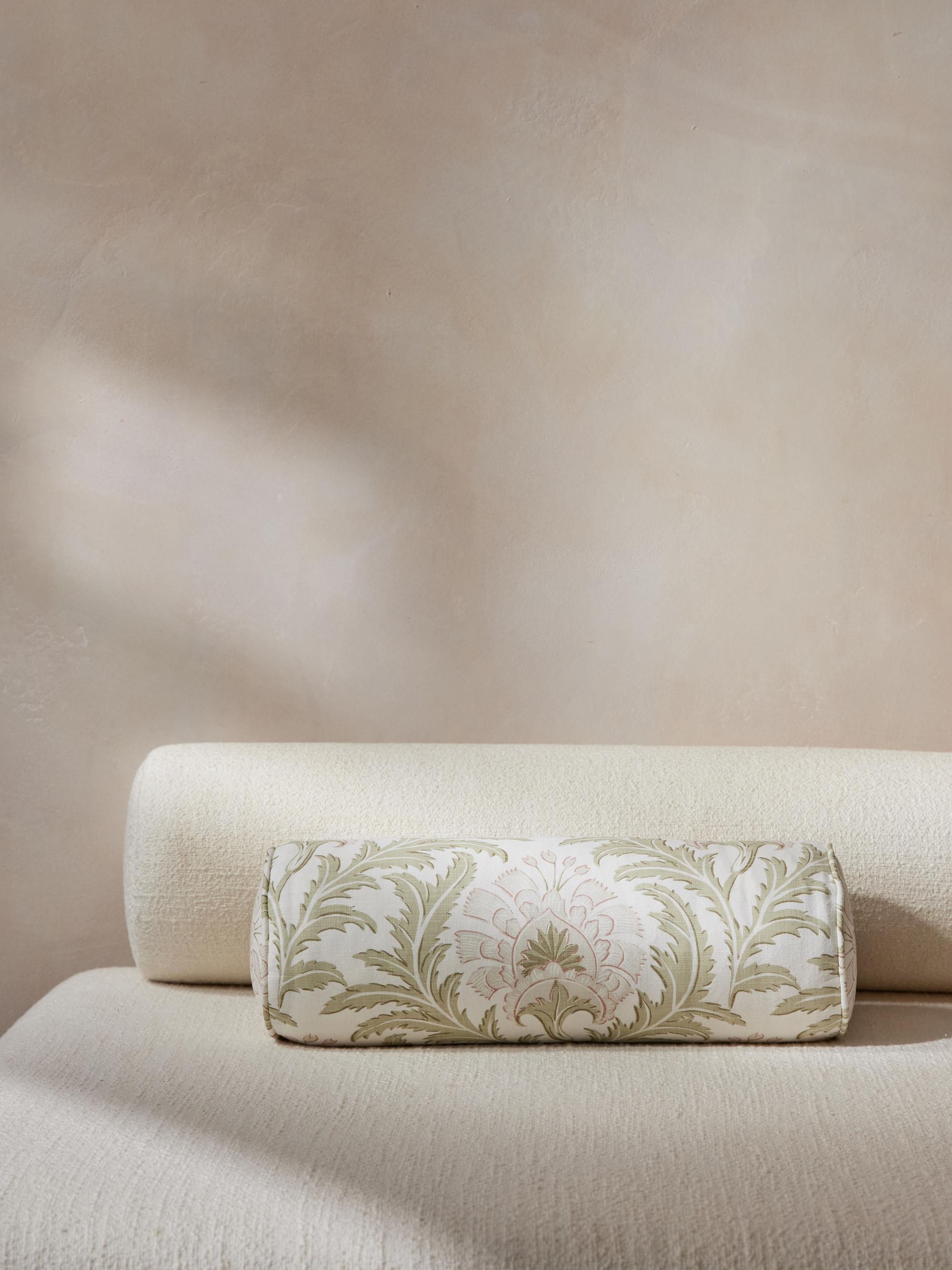 Cuscino CINNY Mini Bolsters con stampa botanica Raine in colore Bertram

Questo mini cuscino bolster fatto a mano con la stampa botanica Raine di CINNY, nella tonalità Bertram, è un modo elegante e pratico per rinnovare il tuo spazio. La sua forma
