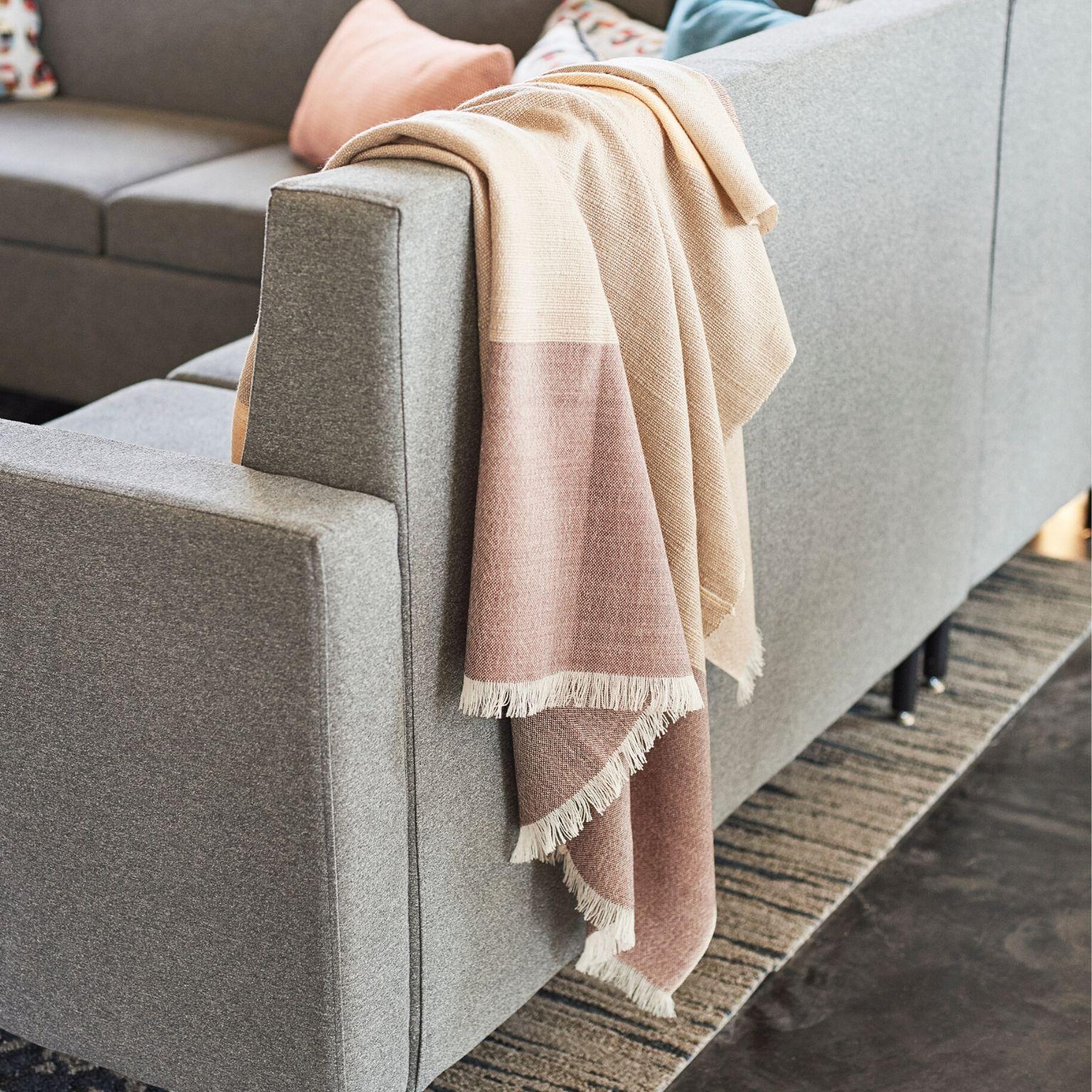 Cino Merino Handloom Throw / Decke In Neutralen Schattierungen von Creme & Braun (Moderne) im Angebot