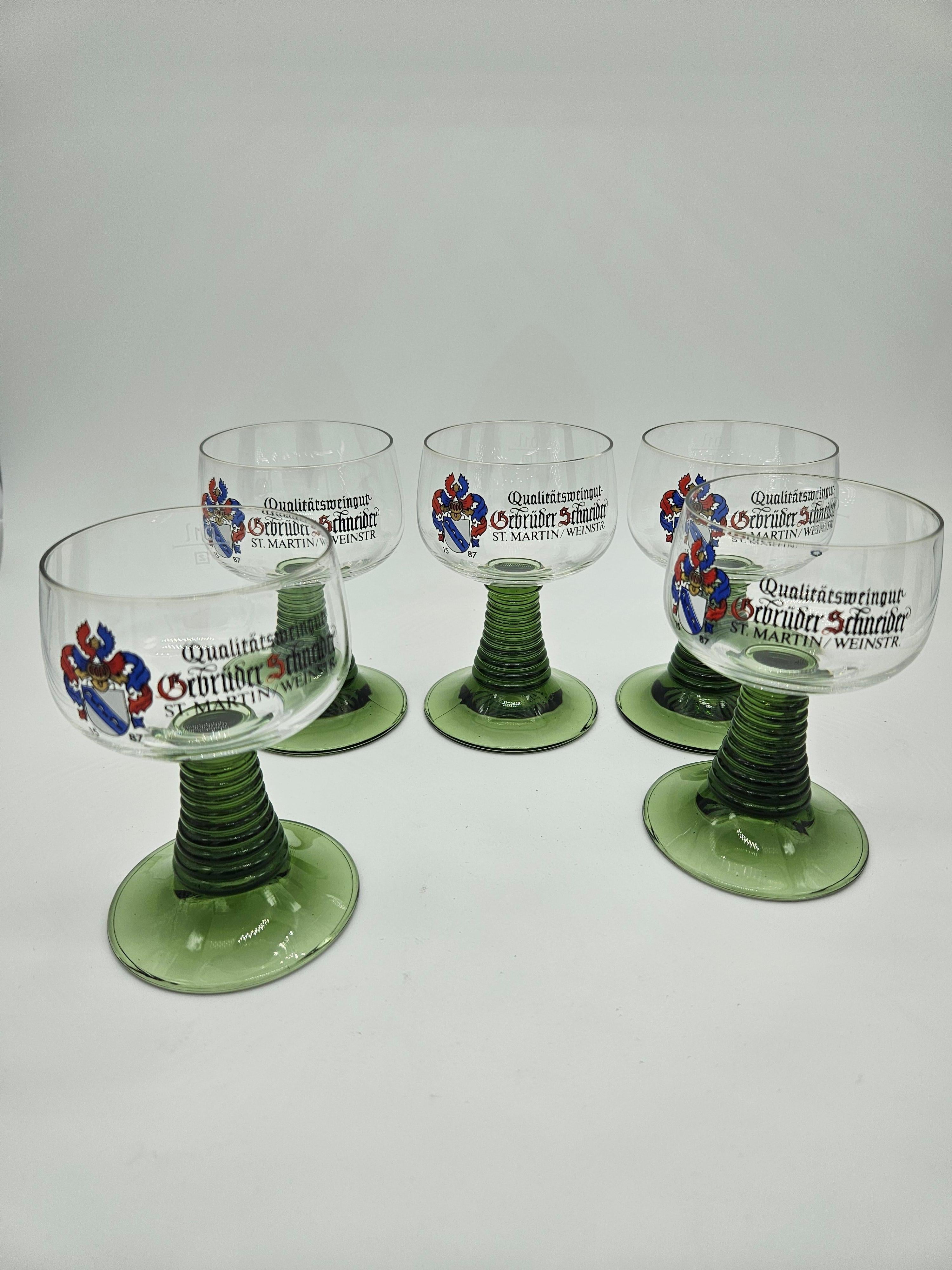 Collezione di 5 bicchieri in vetro con decorazioni alla base e lungo il bordo del calice.