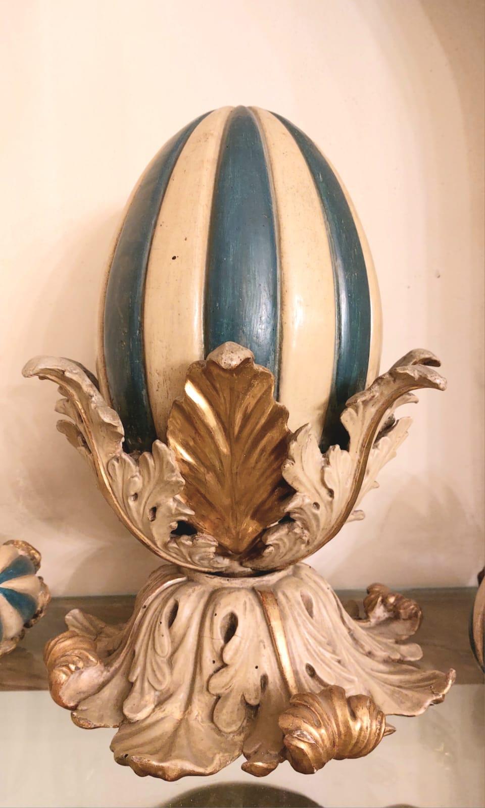 Five oval-shaped decorative elements with decorative acanthus leaf motif for an iron canopy bed. Four small pieces are for the four columns and a large central one is for the cross joint. They are lacquered in colors and of white and gold.
The style