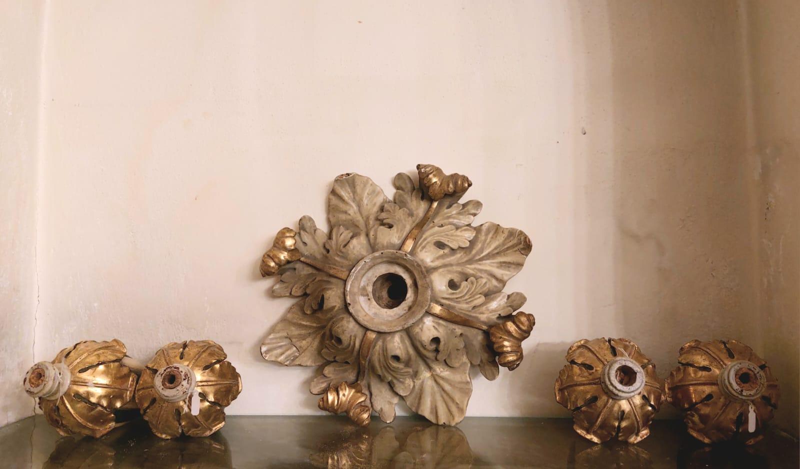 18th Century and Earlier Five oval-shaped decorative elements in baroque style For Sale