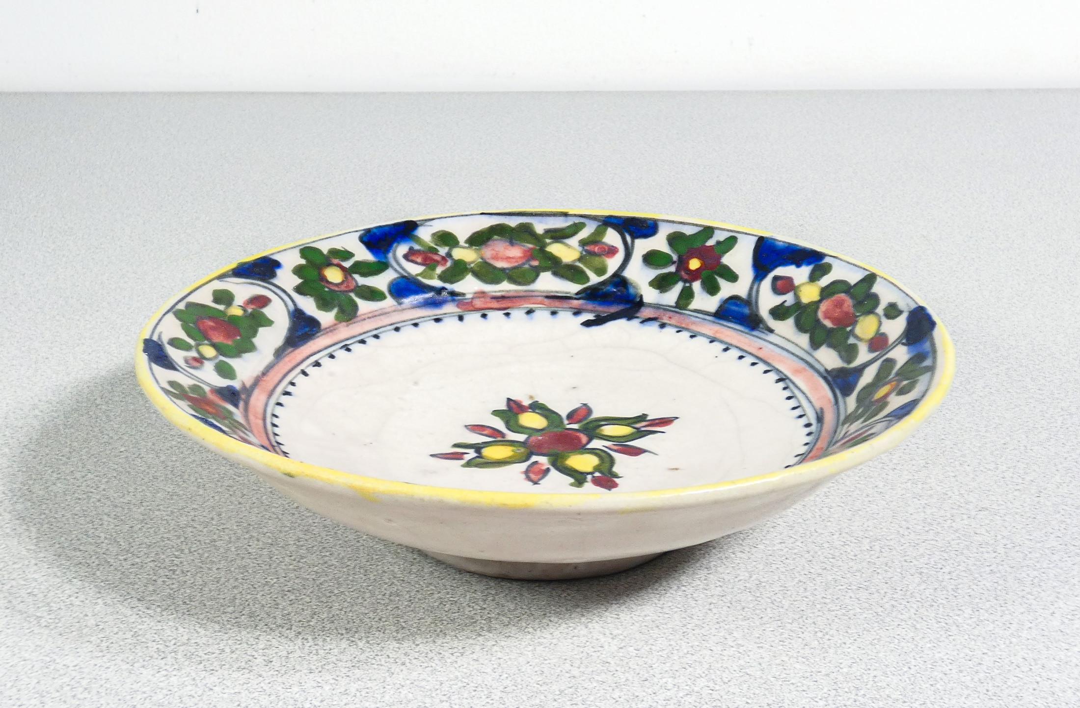Five hand-painted and glazed majolica dishes. Central Italy. Nineteenth Century For Sale 4