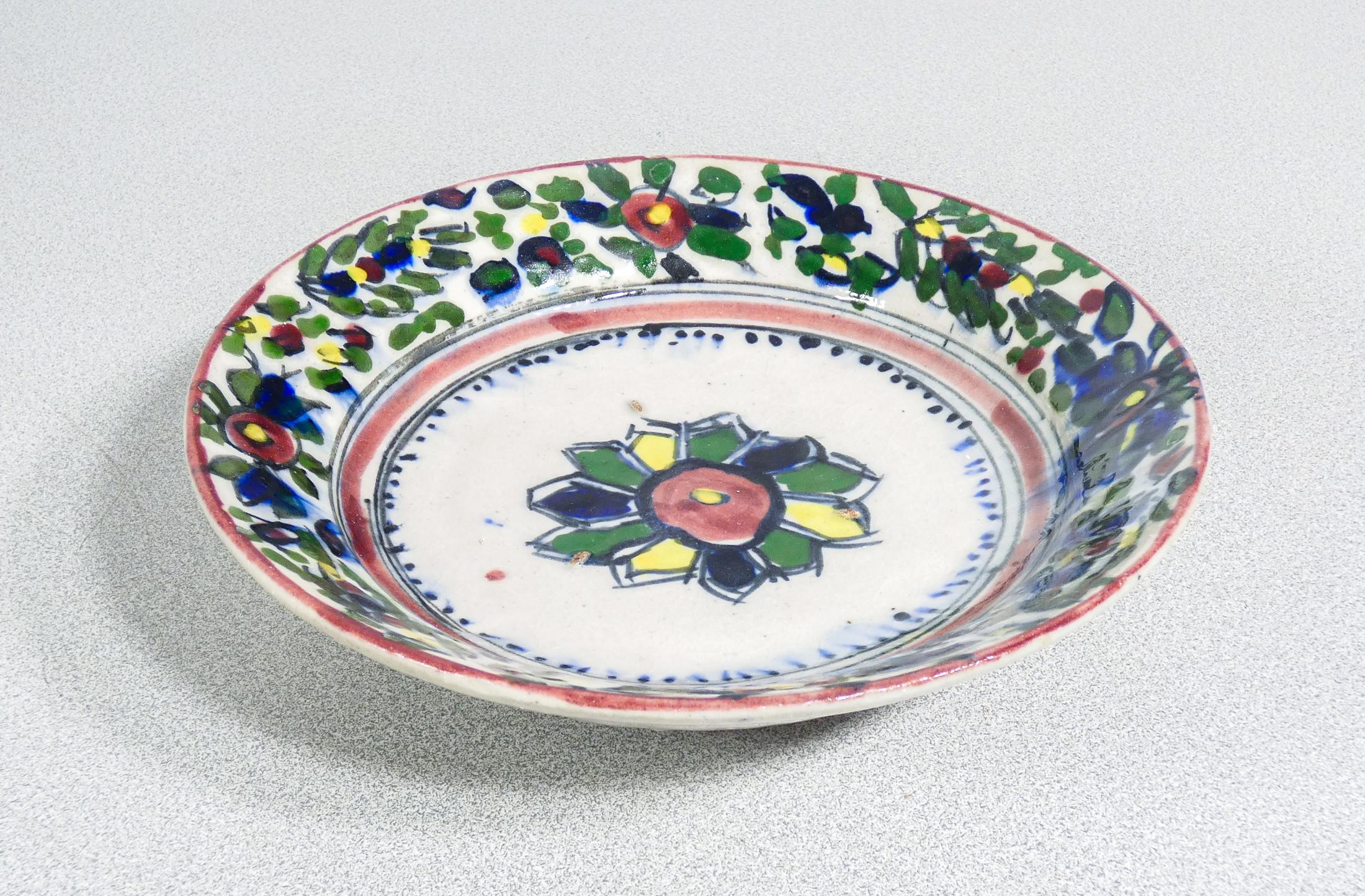Five hand-painted and glazed majolica dishes. Central Italy. Nineteenth Century For Sale 7
