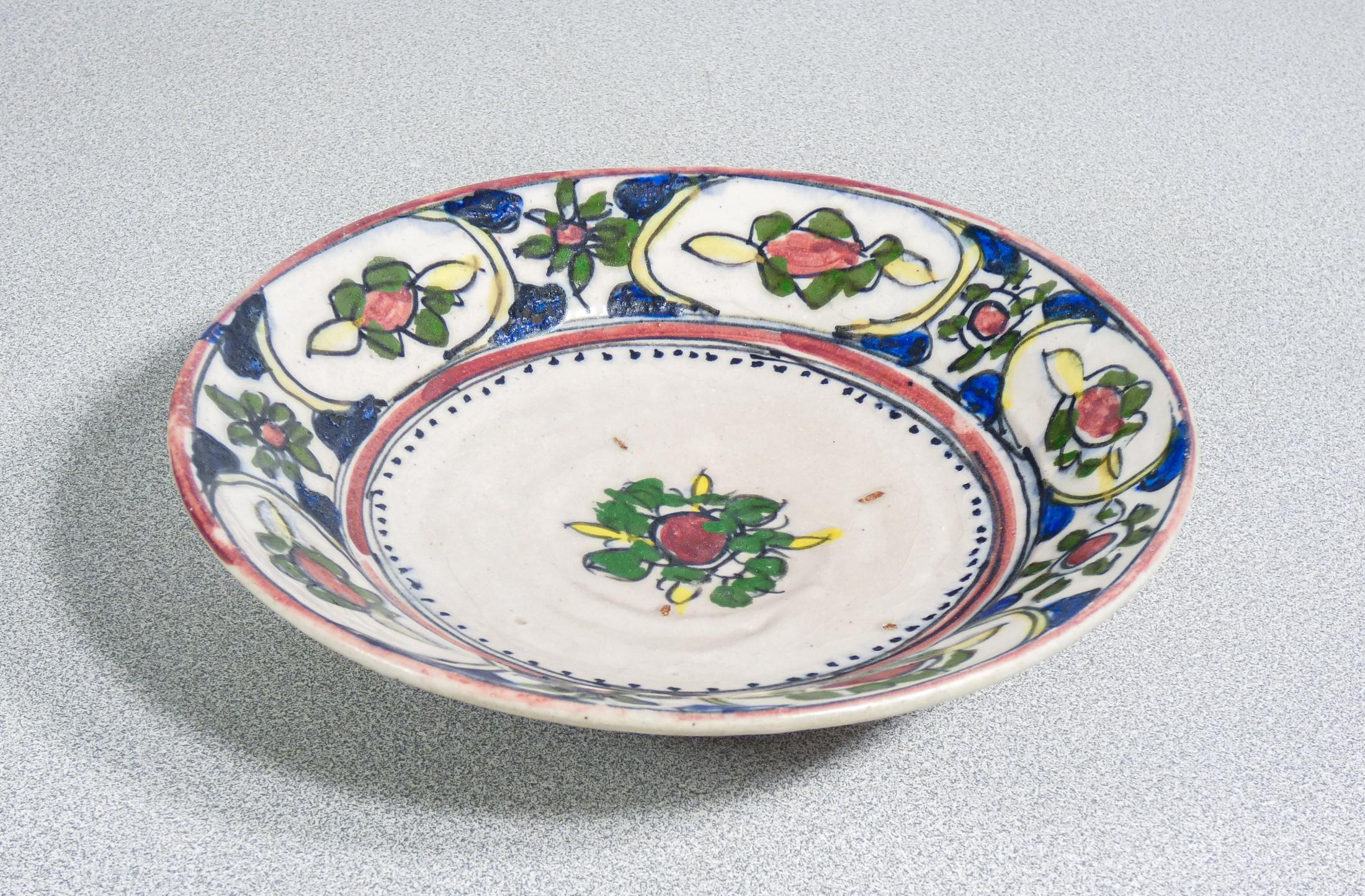 Five hand-painted and glazed majolica dishes. Central Italy. Nineteenth Century For Sale 10