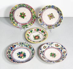 Cinque piatti in maiolica dipinta a mano e smaltata. Centro Italia. Ottocento