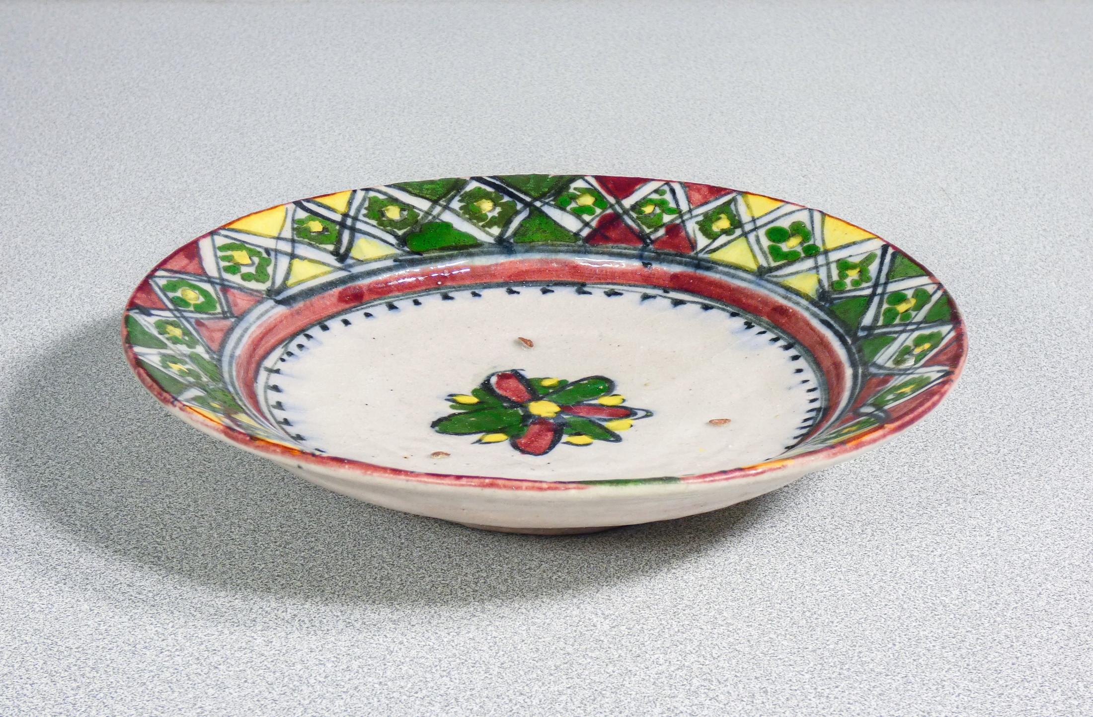 Five hand-painted and glazed majolica dishes. Central Italy. Nineteenth Century In Good Condition For Sale In Torino, IT