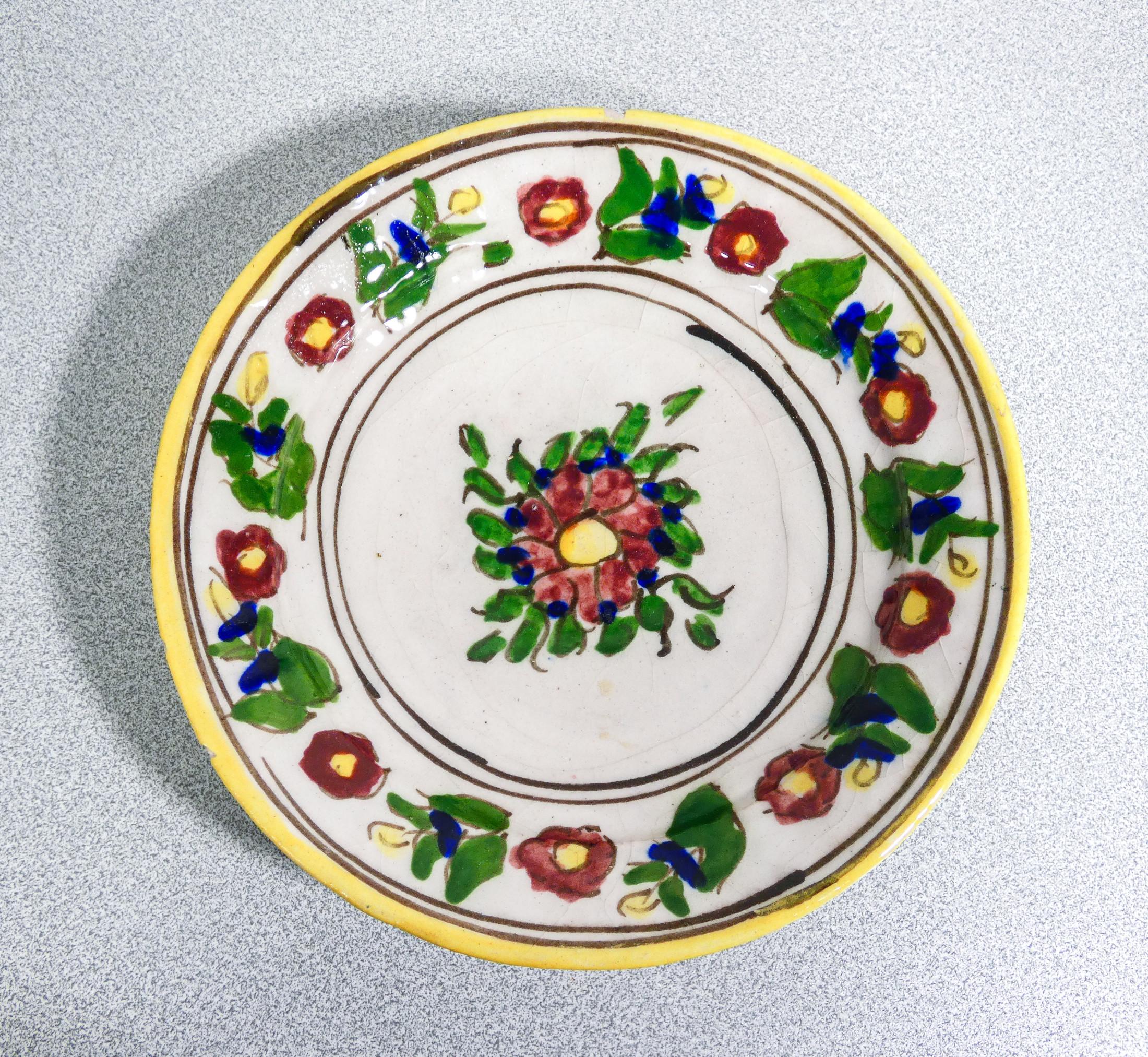 Maiolica Five hand-painted and glazed majolica dishes. Central Italy. Nineteenth Century For Sale