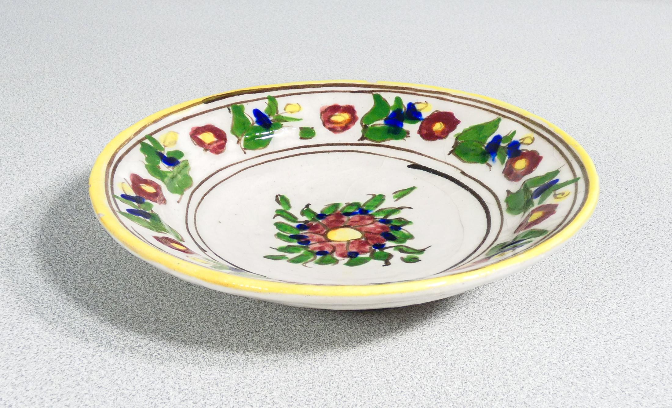 Five hand-painted and glazed majolica dishes. Central Italy. Nineteenth Century For Sale 1