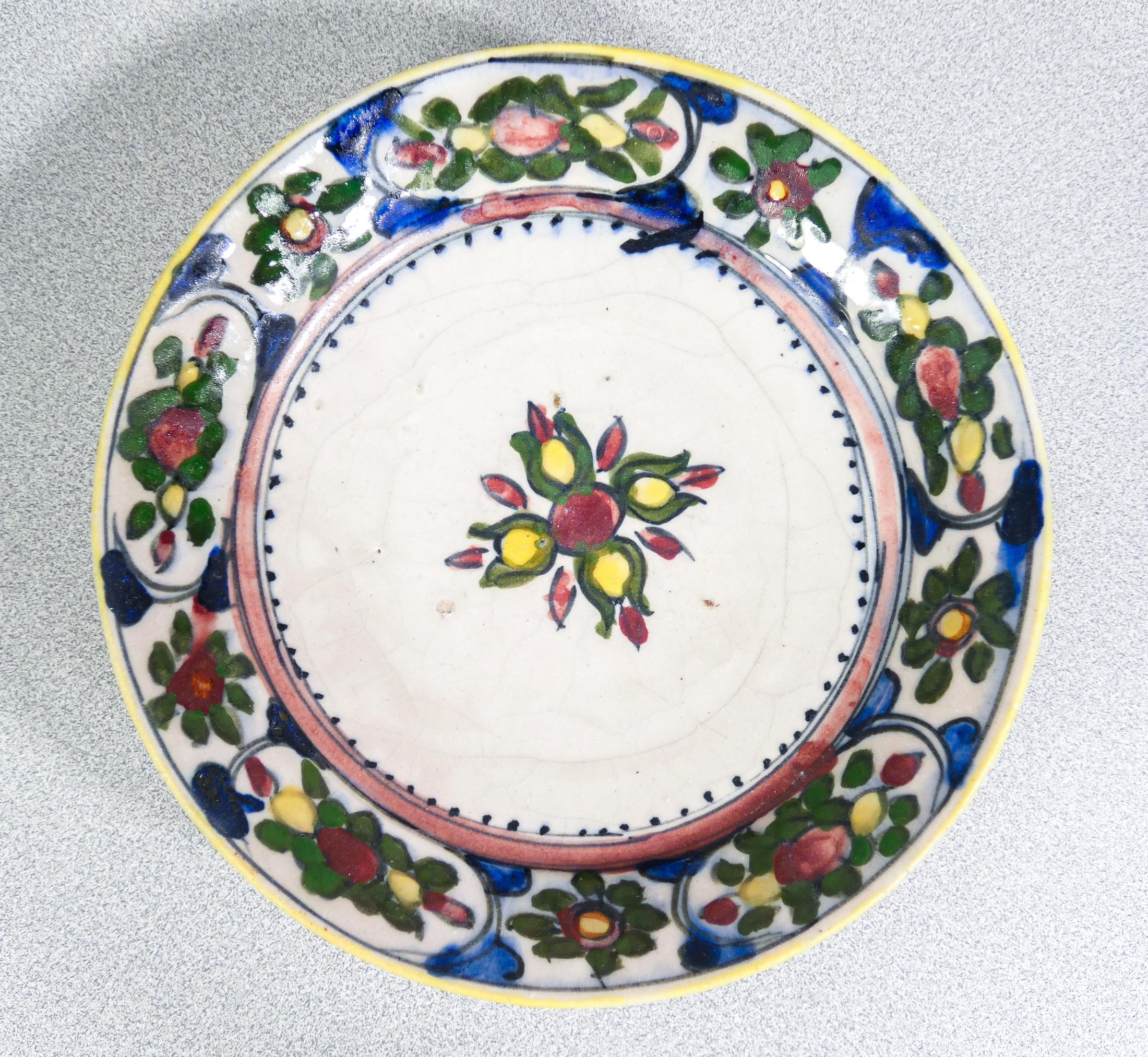 Five hand-painted and glazed majolica dishes. Central Italy. Nineteenth Century For Sale 3