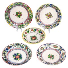 Cinque piatti in maiolica dipinta a mano e smaltata. Centro Italia. Ottocento