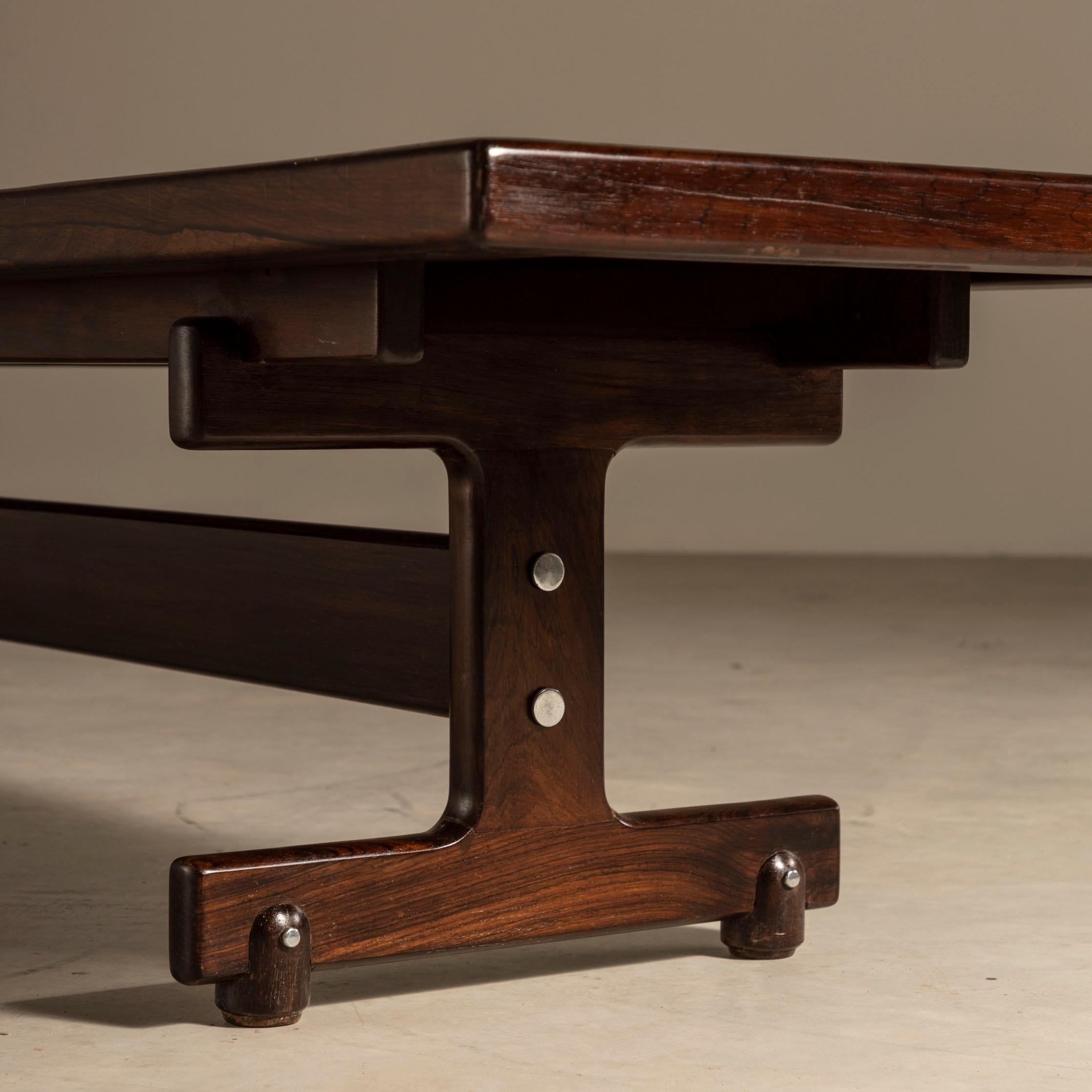 Sergio Rodrigues' Cíntia Bench in solid wood, Brazilian Mid-Century Design In Good Condition For Sale In Sao Paulo, SP