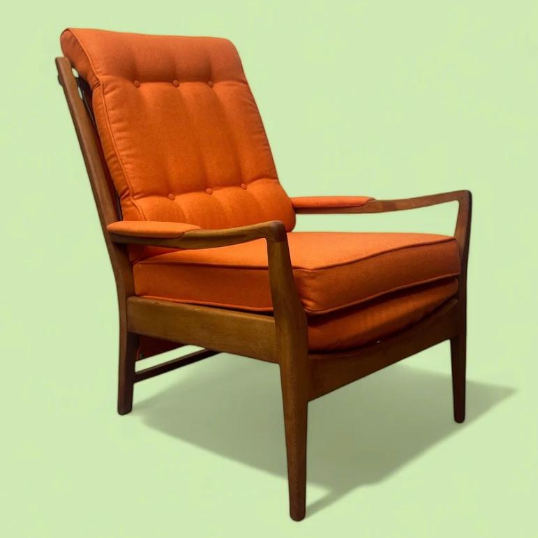 The name of Cintique has become synonymous with British quality and real comfort. It was established in 1908, used top quality materials & the highest levels of craftmanship & was designed & manufactured in the UK. The high backed Cintique lounge