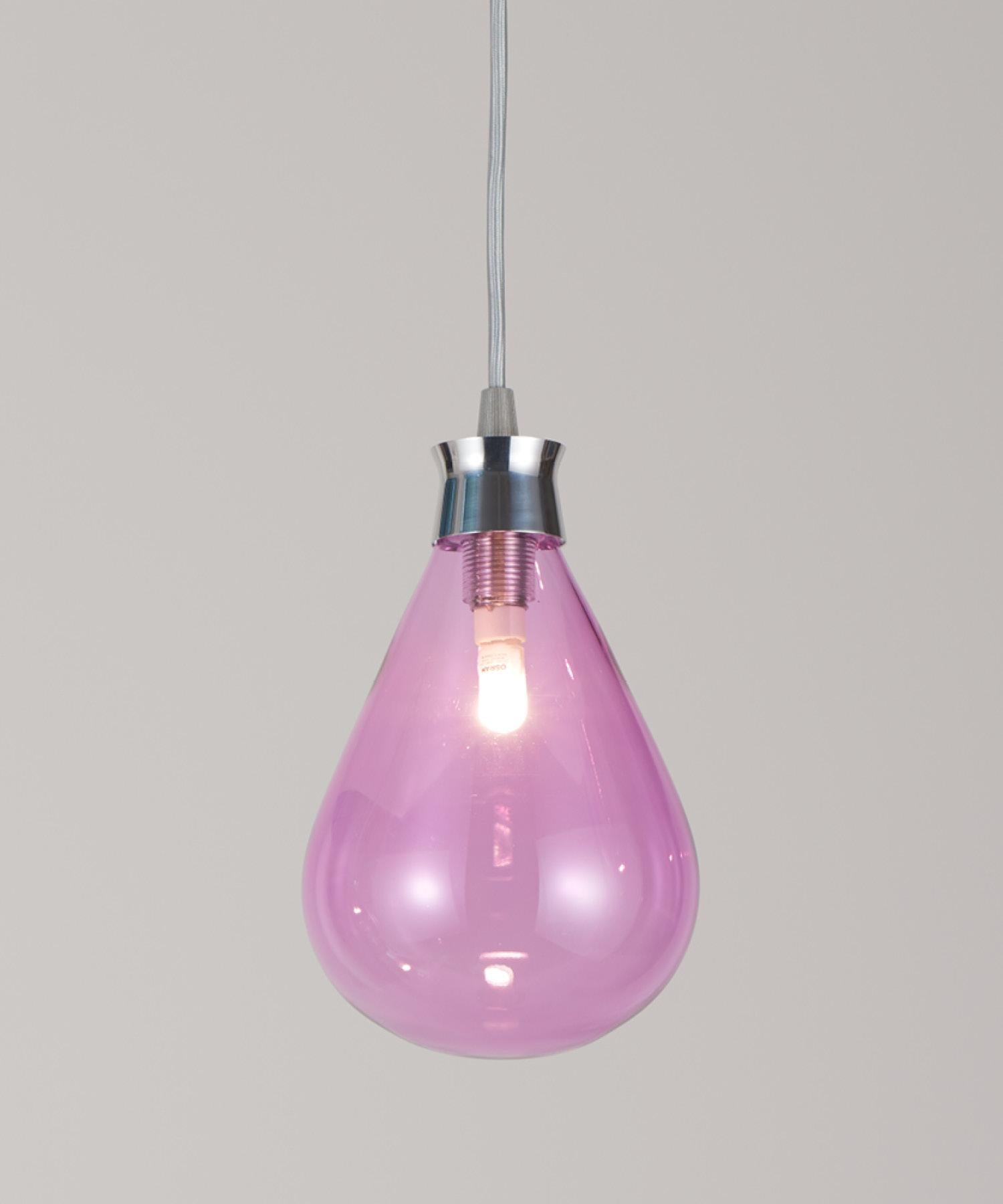 The Cintola Pendant works beautifully as a feature light for kitchens, bedrooms or living spaces. The handblown glass diffusers are available in a range of seven eye-catching colours, whilst the anodised-aluminium body keeps the overall aesthetic