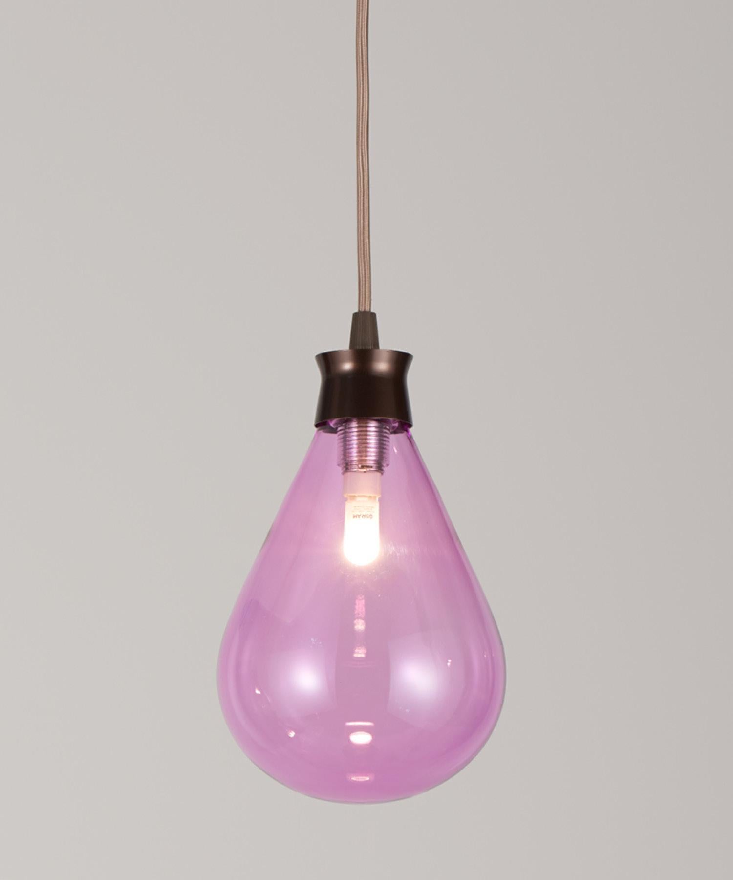 The Cintola Pendant works beautifully as a feature light for kitchens, bedrooms or living spaces. The handblown glass diffusers are available in a range of seven eye-catching colours, whilst the anodised-aluminium body keeps the overall aesthetic