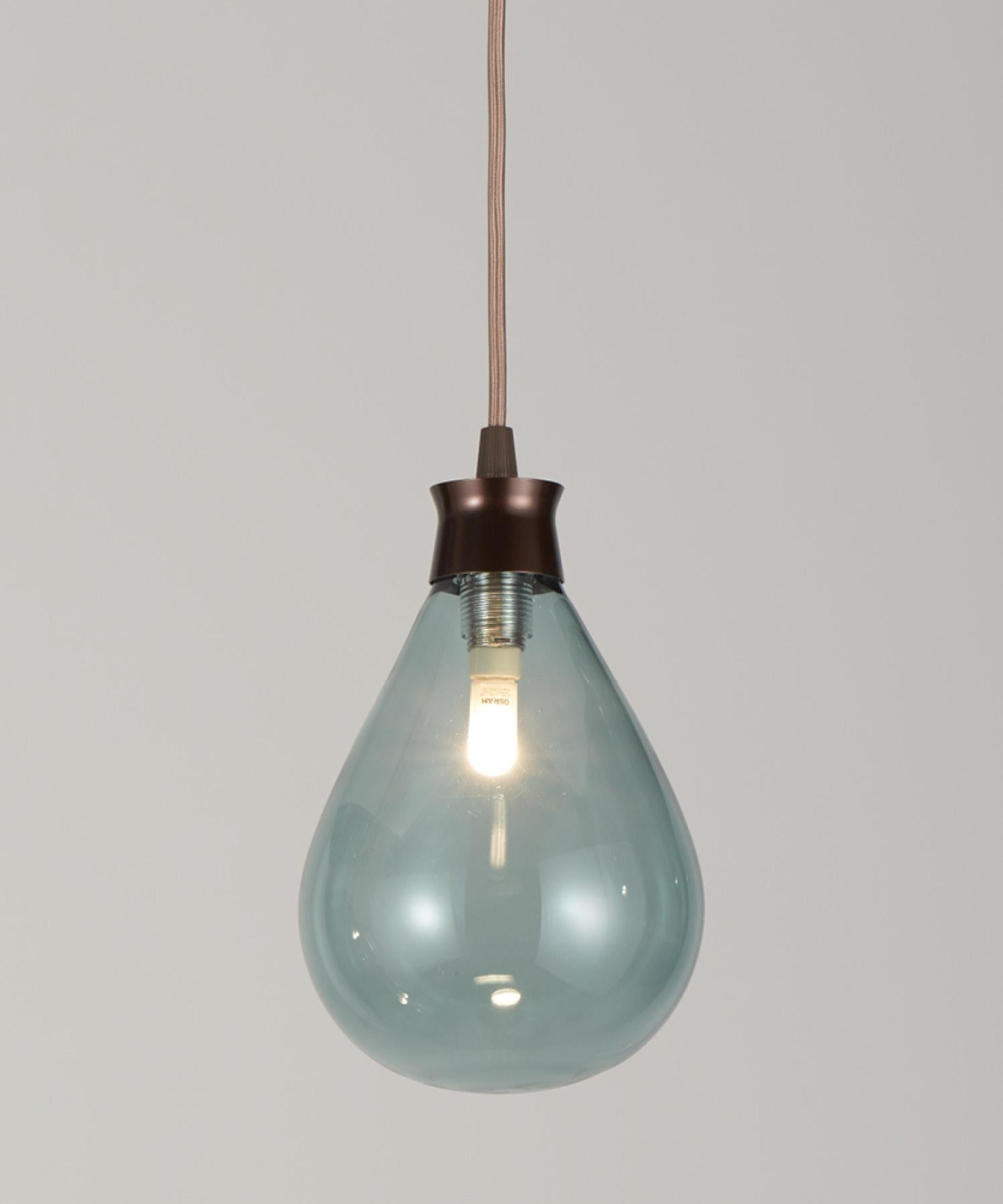 The Cintola Pendant works beautifully as a feature light for kitchens, bedrooms or living spaces. The hand-blown glass diffusers are available in a range of three colours to draw attention, whilst the anodised aluminium body keeps the overall