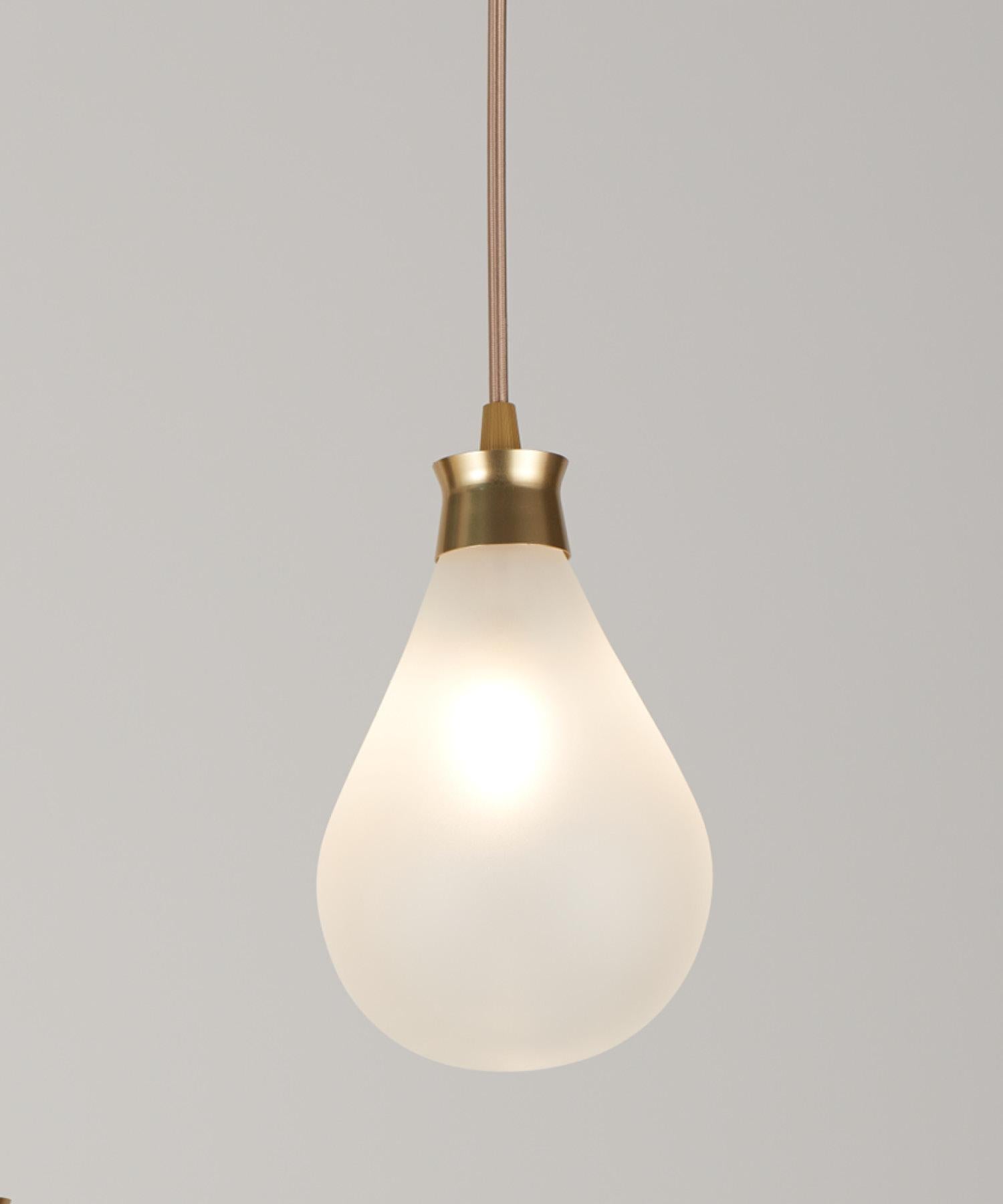 The Cintola Pendant works beautifully as a feature light for kitchens, bedrooms or living spaces. The hand-blown glass diffusers are available in a range of three colours to draw attention, whilst the anodised aluminium body keeps the overall