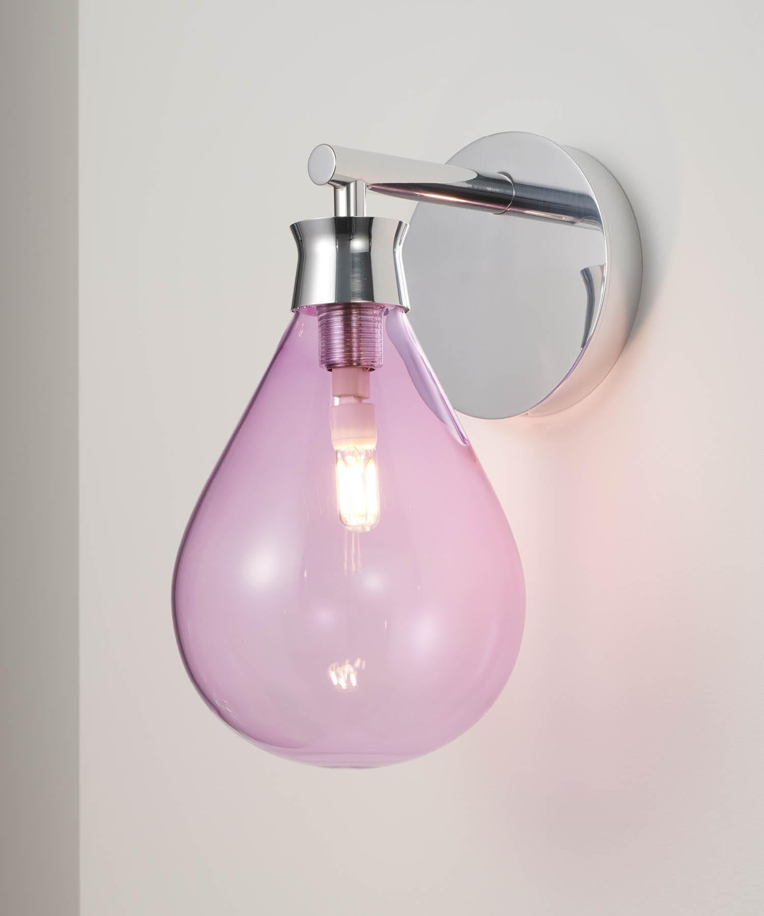 Contemporary and refined, the Cintola wall light combines hand-blown glass with a precision-machined aluminium body.
Available in a range of seven glass colors and three metal finishes, the wall light can also be mounted in two different