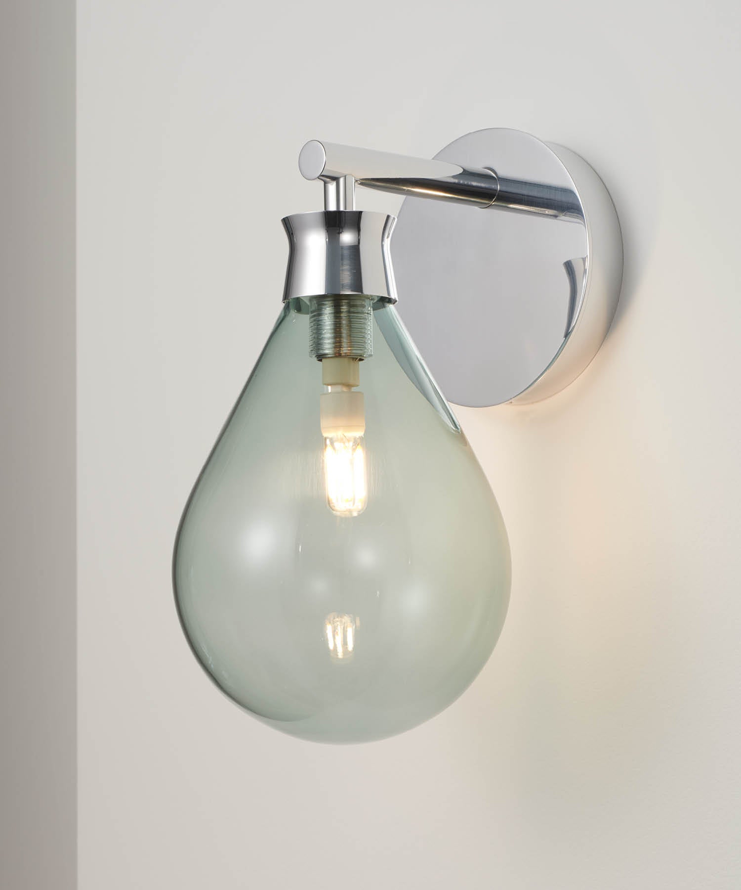 Contemporanea e raffinata, l'applique Cintola combina il vetro soffiato a mano con un corpo in alluminio lavorato con precisione. Disponibile in una selezione di tre colori di vetro e tre finiture di metallo, l'applique può essere montata in due