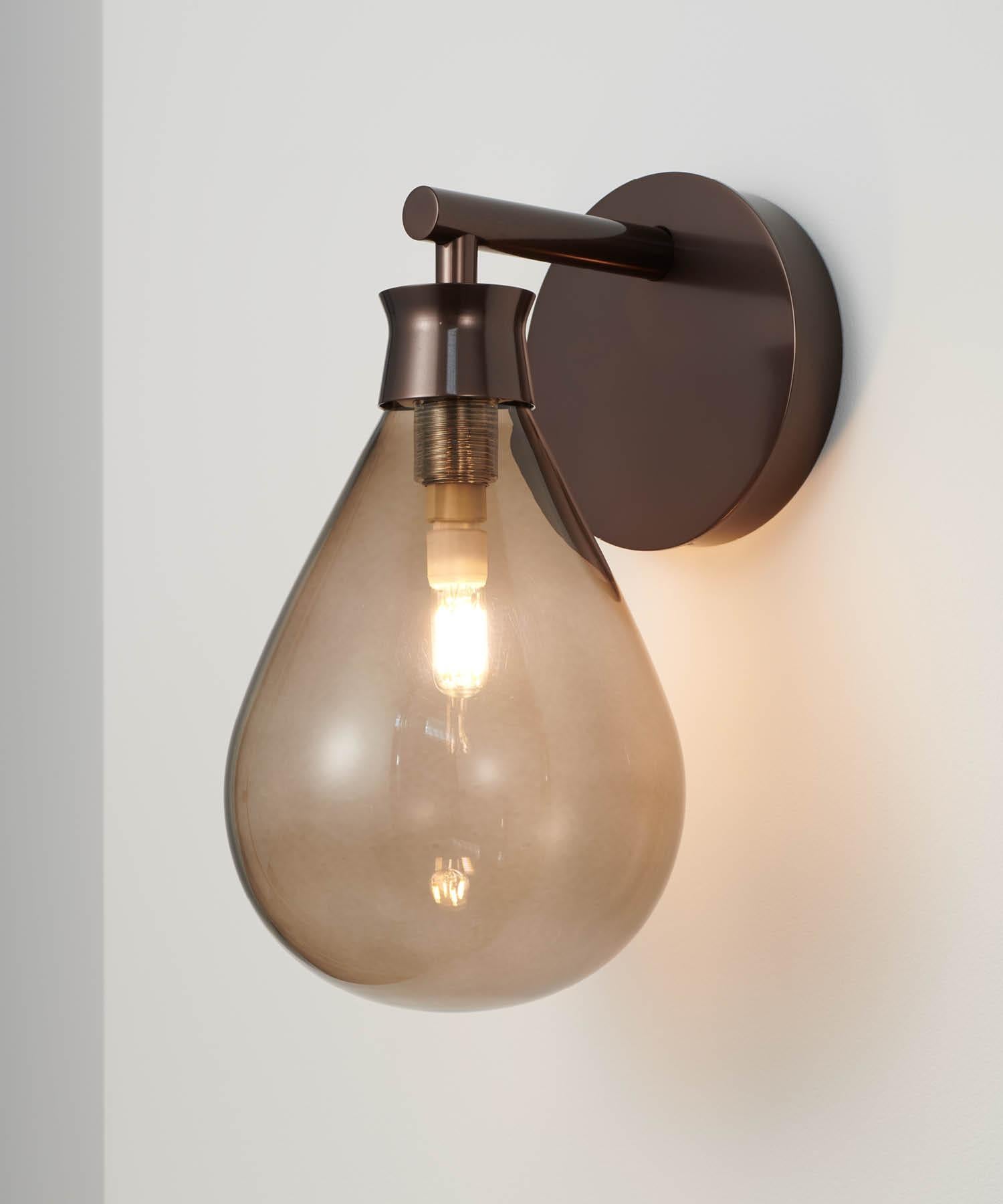 Contemporary and refined, the Cintola Wall Light combines hand-blown glass with a precision-machined aluminium body. Available in a selection of three glass colours and three metal finishes, the wall light can also be mounted in two different