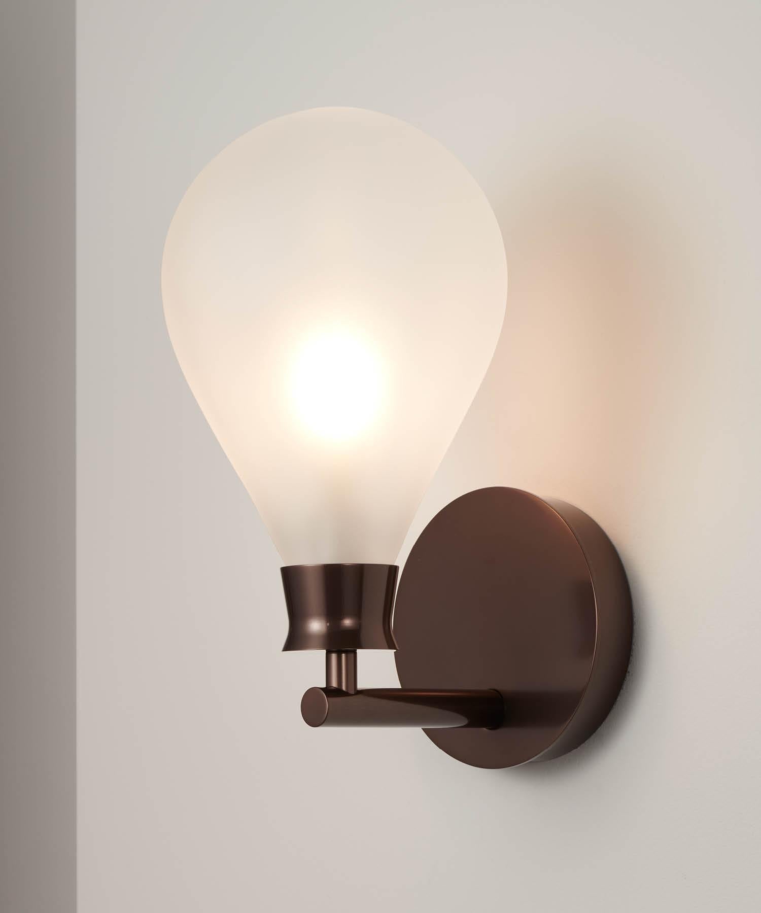 Contemporary and refined, the Cintola Wall Light combines hand-blown glass with a precision-machined aluminium body. Available in a selection of three glass colours and three metal finishes, the wall light can also be mounted in two different