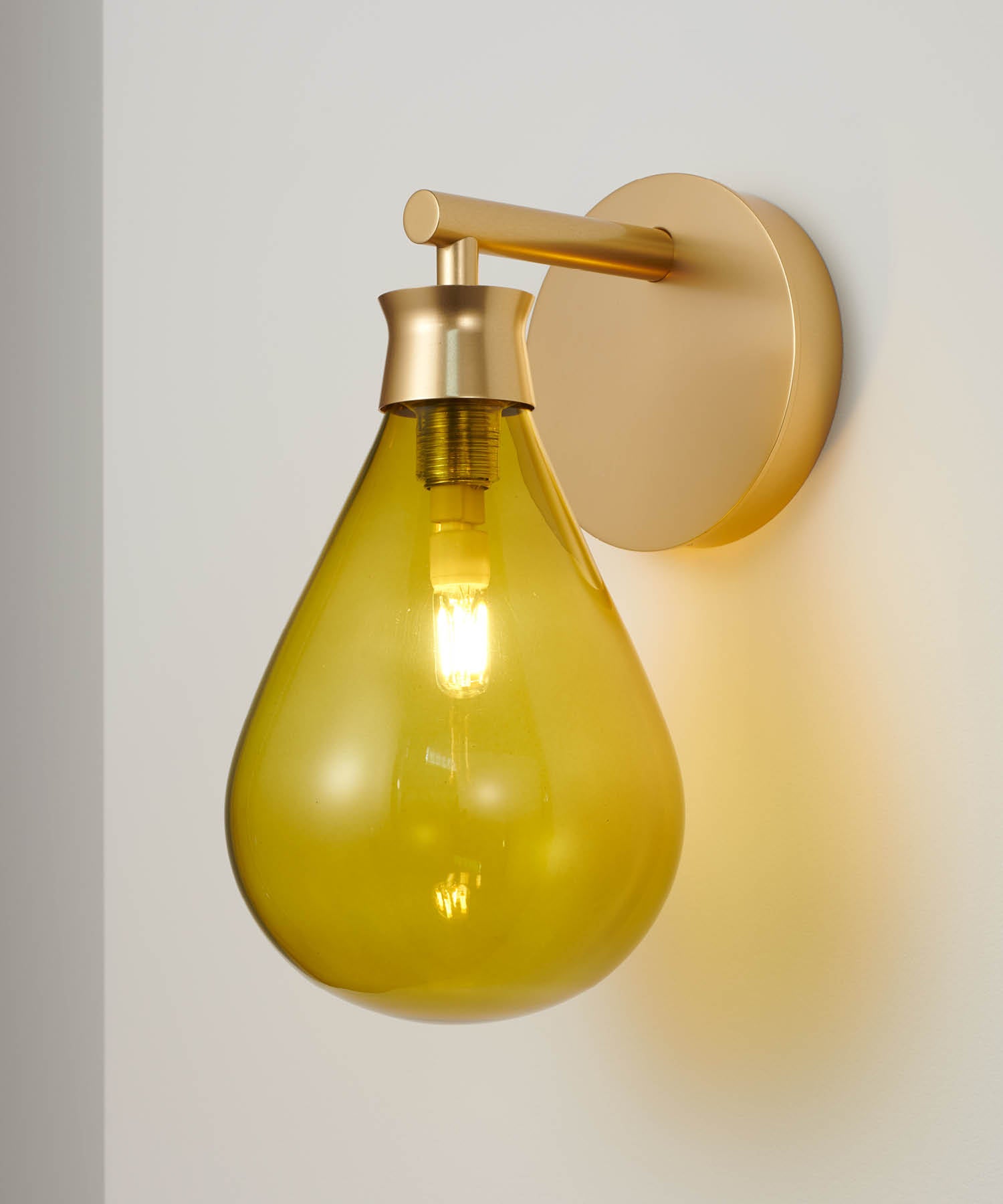 Die moderne und raffinierte Wandleuchte Cintola kombiniert mundgeblasenes Glas mit einem präzisionsgefertigten Aluminiumgehäuse.
Die Wandleuchte ist in sieben Glasfarben und drei Metalloberflächen erhältlich und kann in zwei verschiedenen