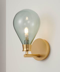 Lampada da parete Cintola in oro satinato e vetro grigio fumo di Tom Kirk