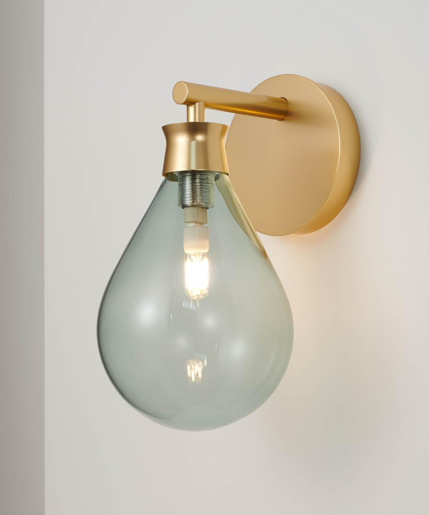 Moderne Applique Cintola en or satiné avec globe en verre soufflé à la main gris fumé en vente