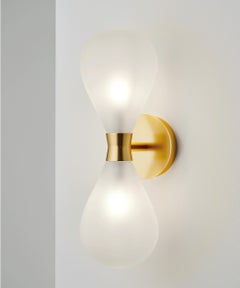 Aplique de pared Cintola Twin en oro satinado y cristal esmerilado by Tom Kirk