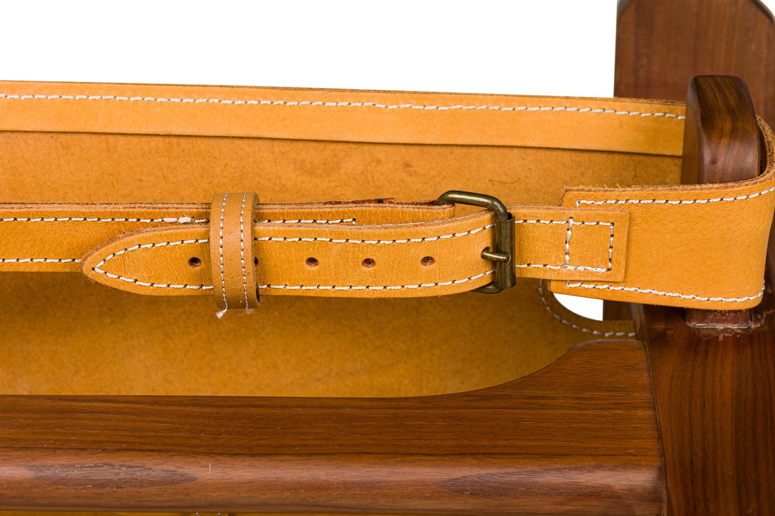 Poltrone in stile Cintro in legno di noce con rivestimento in pelle Saddle Tan in vendita 4