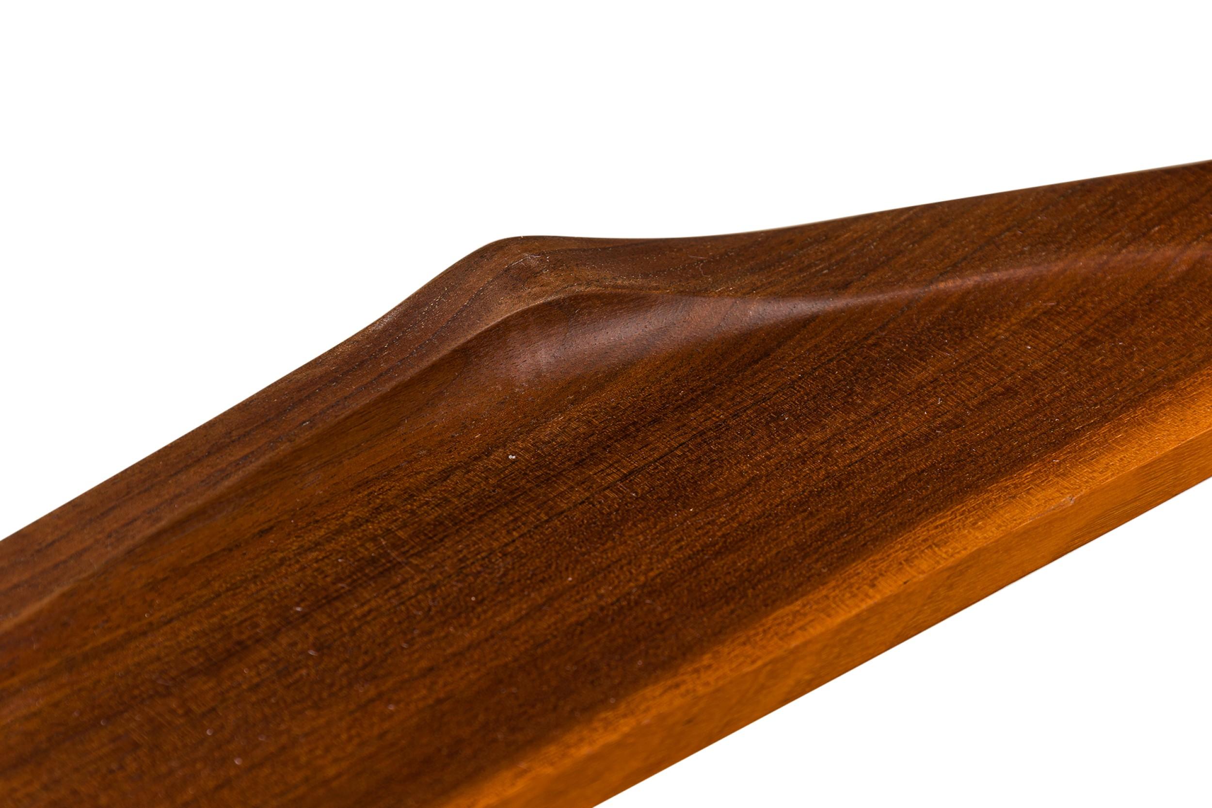 XXI secolo e contemporaneo Poltrone in stile Cintro in legno di noce con rivestimento in pelle Saddle Tan in vendita